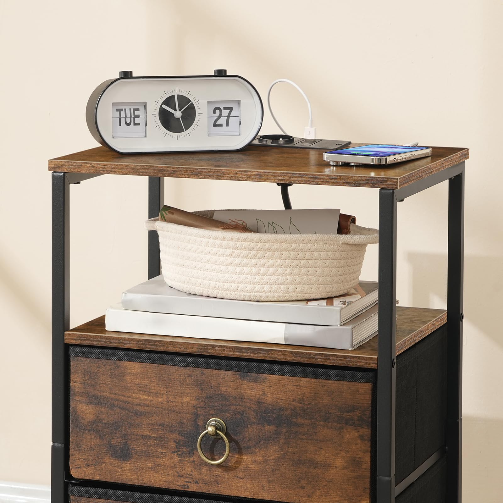 HOOBRO Table de Chevet avec Station de Charge, Table d’Appoint avec 2 Tiroirs en Tissu Non-tissé et étagère Ouverte, Marron Rustique et Noir EBF110CBZ01