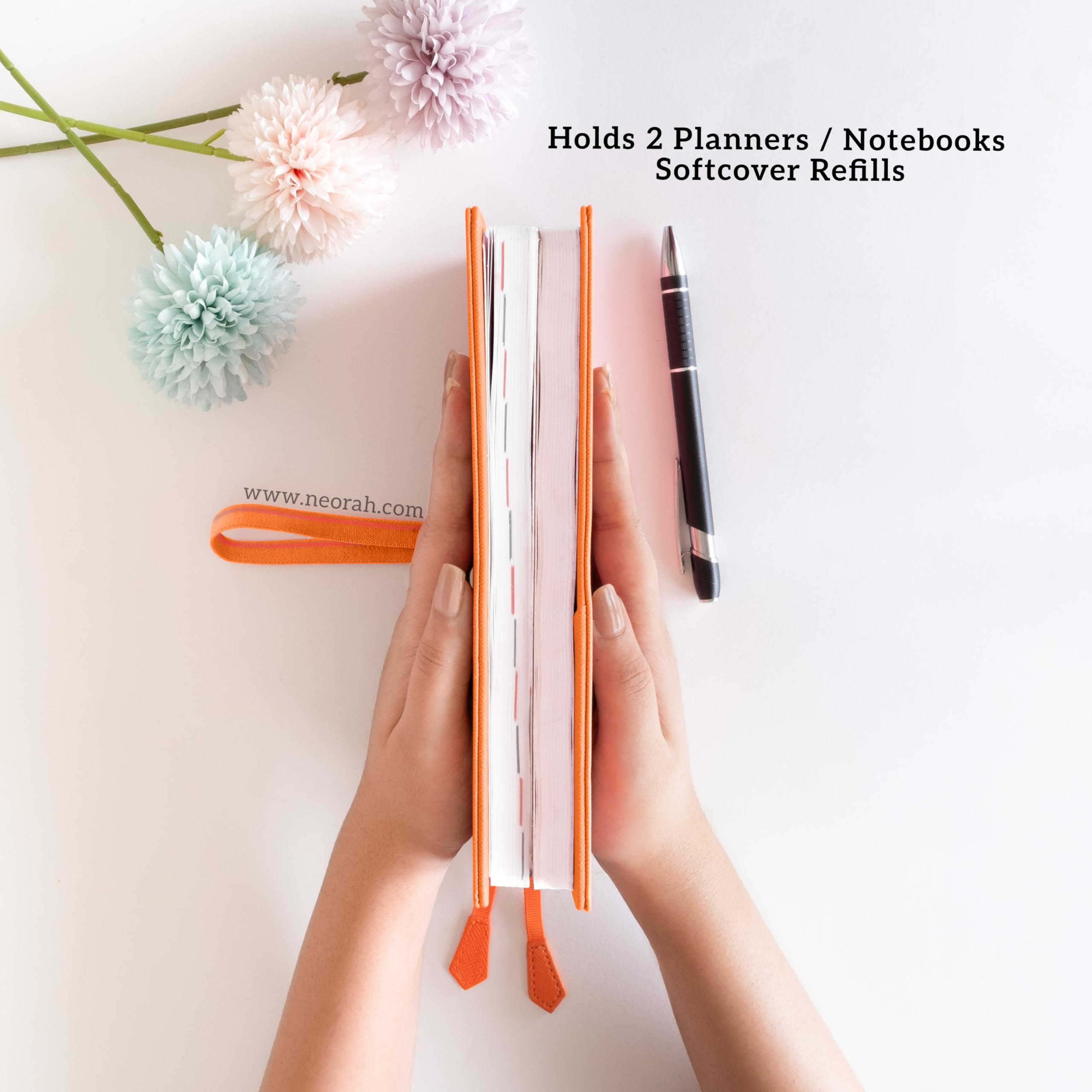 NEORAH — Funda para cuaderno de viajeros PETITE + diario de cuadrícula de puntos | Funda de piel sintética | Compartimento frontal y trasero | 3 ranuras para tarjetas | 2 marcadores | Caja de regalo -