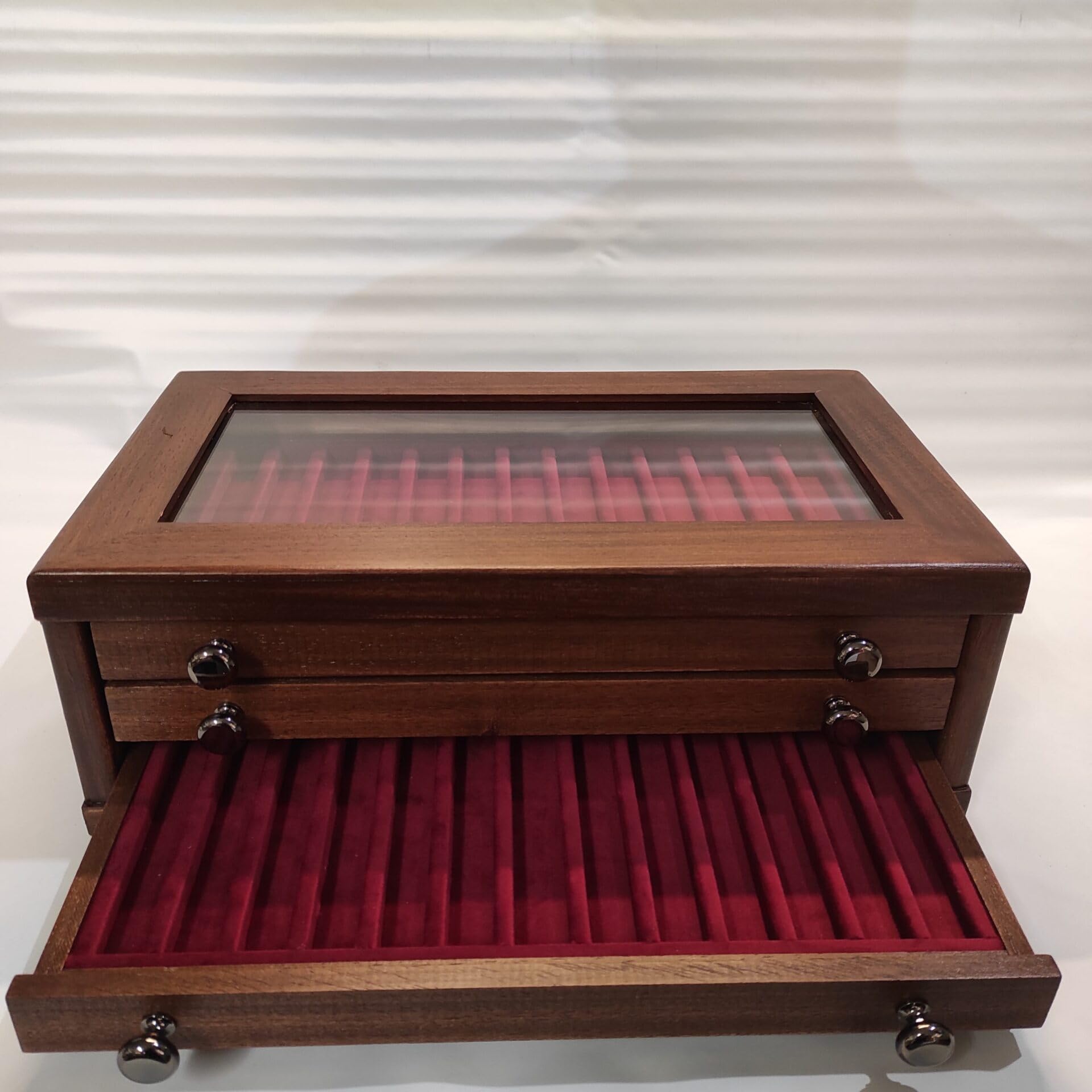 Coins&More Cabinet Porta Penne da Scrivania in Legno con Cassetti, Vetrina Espositore 39 Posti per Penne Stilografiche, Interno in Velluto Italiano, Artigianale Made in Italy