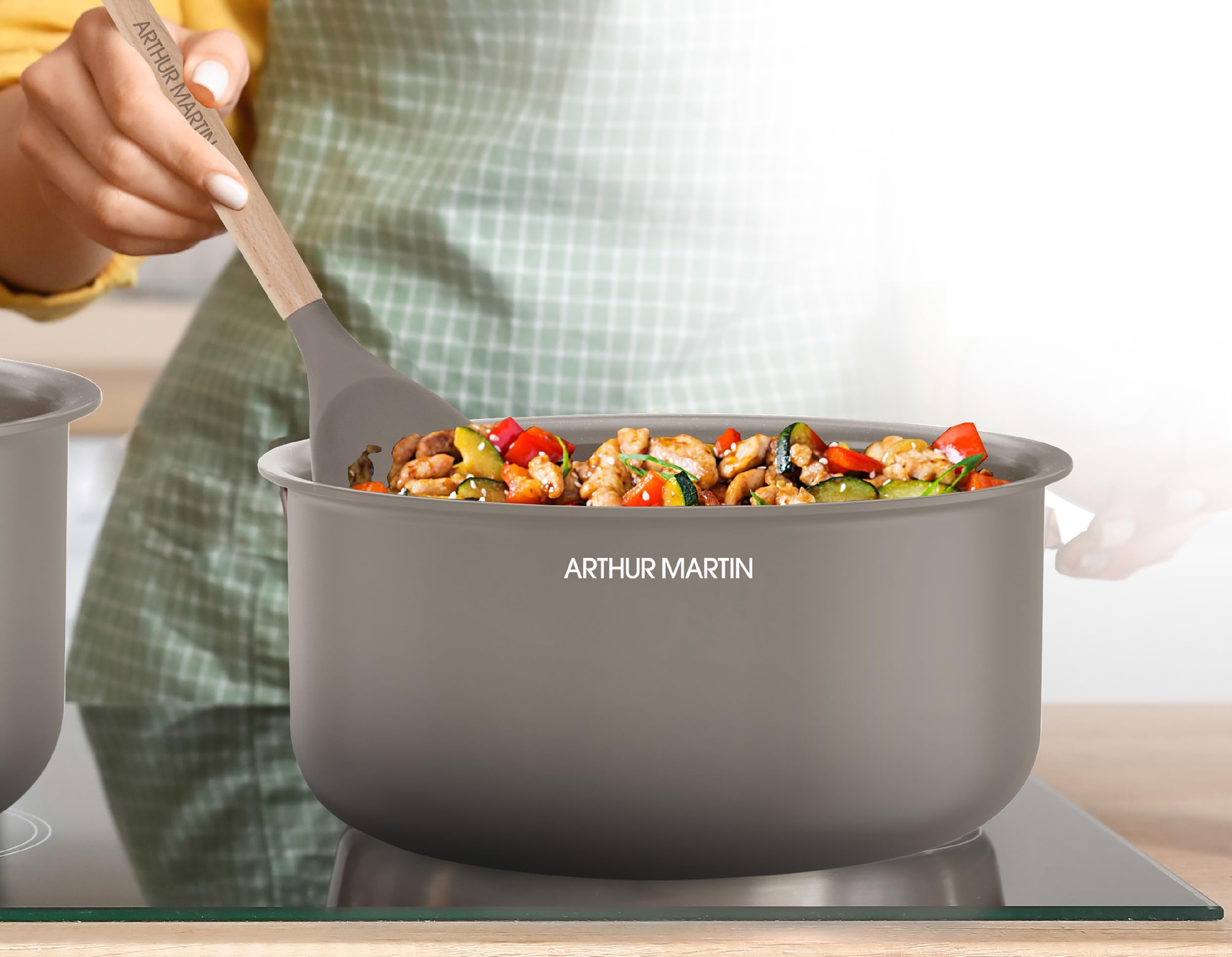 Arthur Martin - Batterie de Cuisine 10 Pièces, Poêles 20-22-26 cm, Casseroles 16-18 cm, Couvercles Hermétiques, Ustensiles en Bois et Silicone, Aluminium 2,5 mm, Céramique, Marron