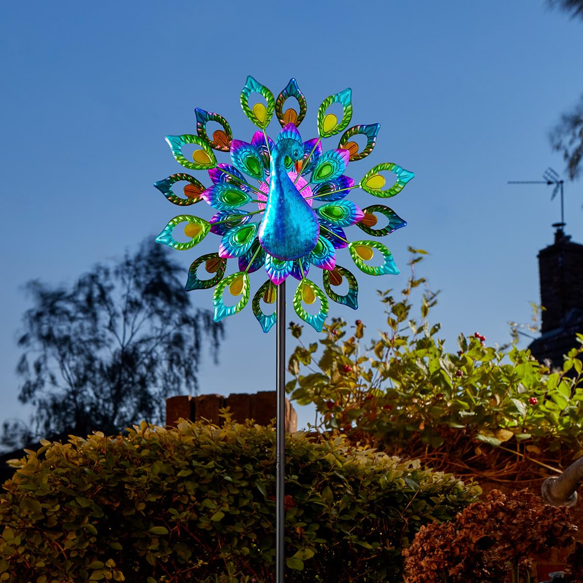 Festive Lights - Girandola solare da giardino da 1,3 m, blu pavone, con LED che cambia colore, sfera di vetro cracklé, resistente alle intemperie - Luce esterna IP44 con piume rotanti e robusto