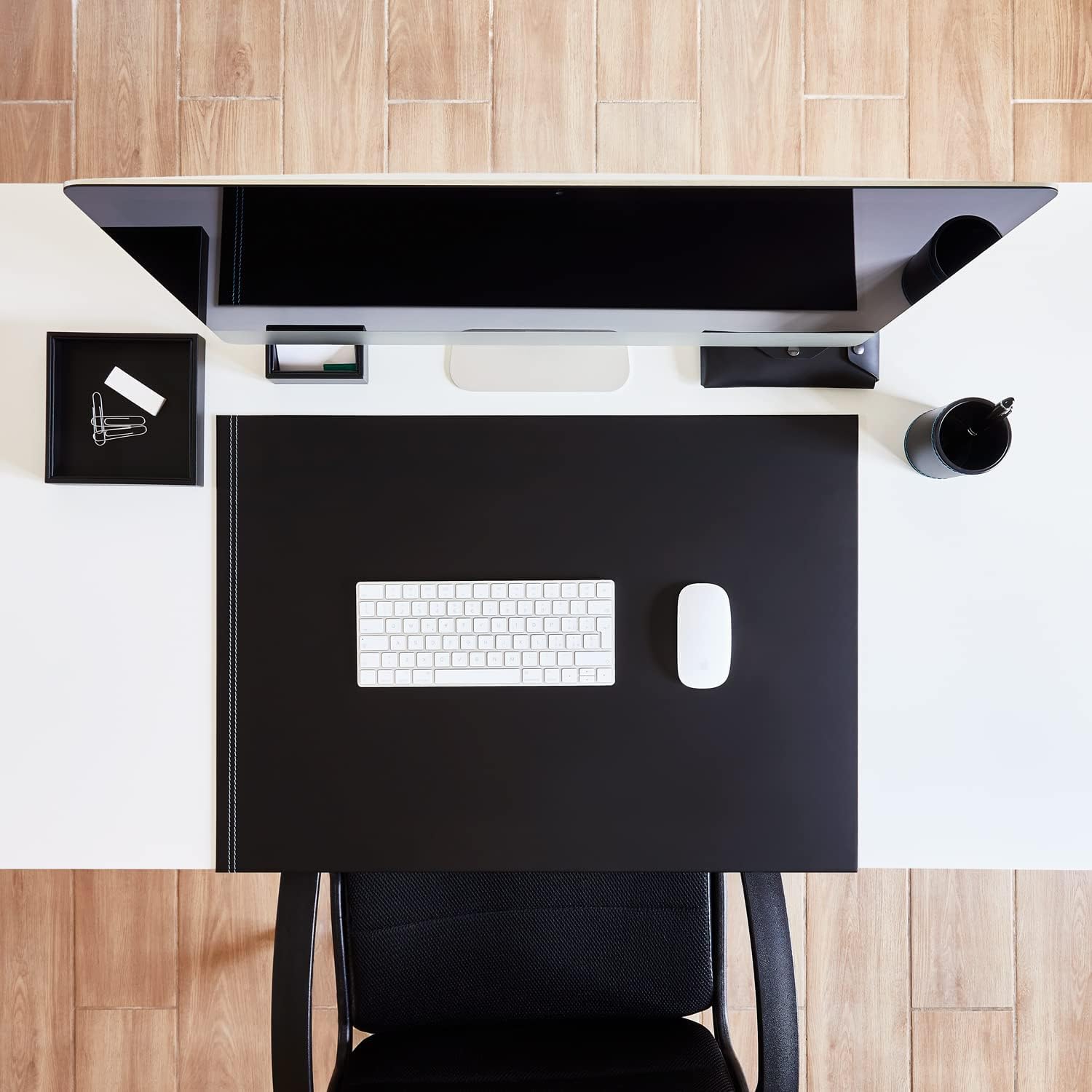 Eglooh - Urania Deluxe - Gewinkelte Schreibtischunterlage Leder Schwarz cm 70x50 - Innenseele aus Stahl mit L-geformtem Vorderprofil, blaue Nähten und rutschfester Boden - Made in Italy
