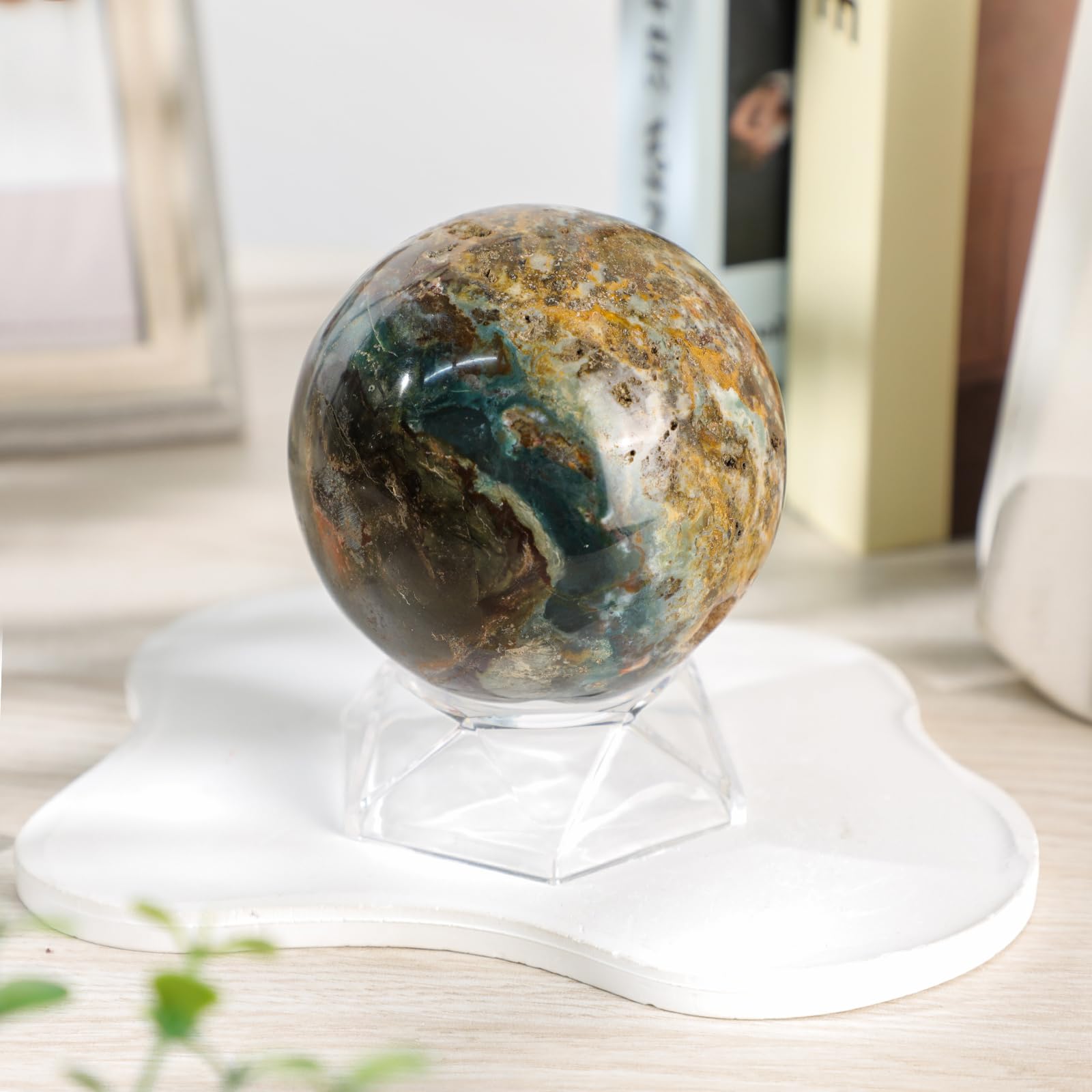 Nupuyai Sfera di cristallo di diaspro oceano con supporto in acrilico, scrying meditazione Feng Shui pietra di cristallo scultura decorazione casa ufficio 71-80 mm