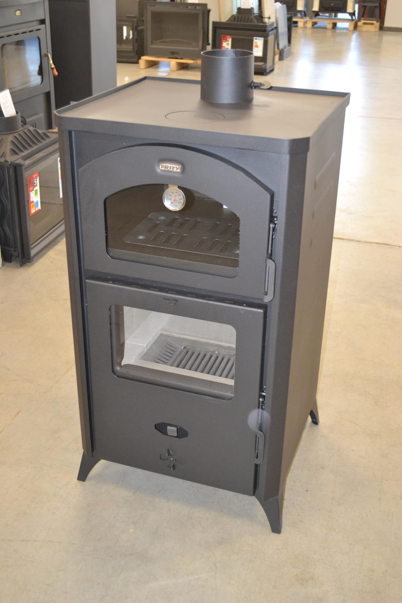 Stufa a legna con forno. Stufa di cottura, potenza di riscaldamento 14kw, Nero