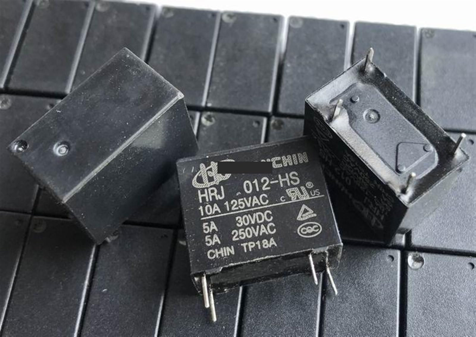 Relé 32F-1A-12V 5V 5A de 4 pines miniatura para proyectos de domótica 3