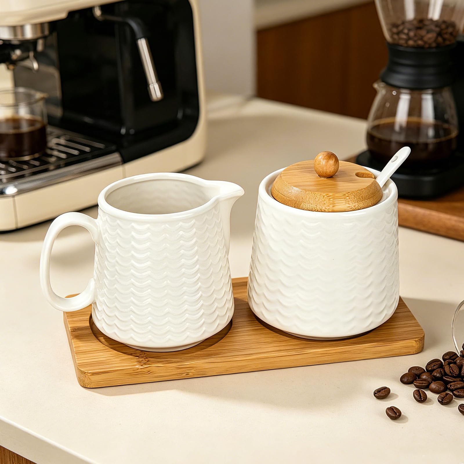 Set per latte e zucchero con coperchio e cucchiaio, bricco per latte in ceramica bianca e zuccheriera con vassoio in legno, lavabile in lavastoviglie e adatto al microonde