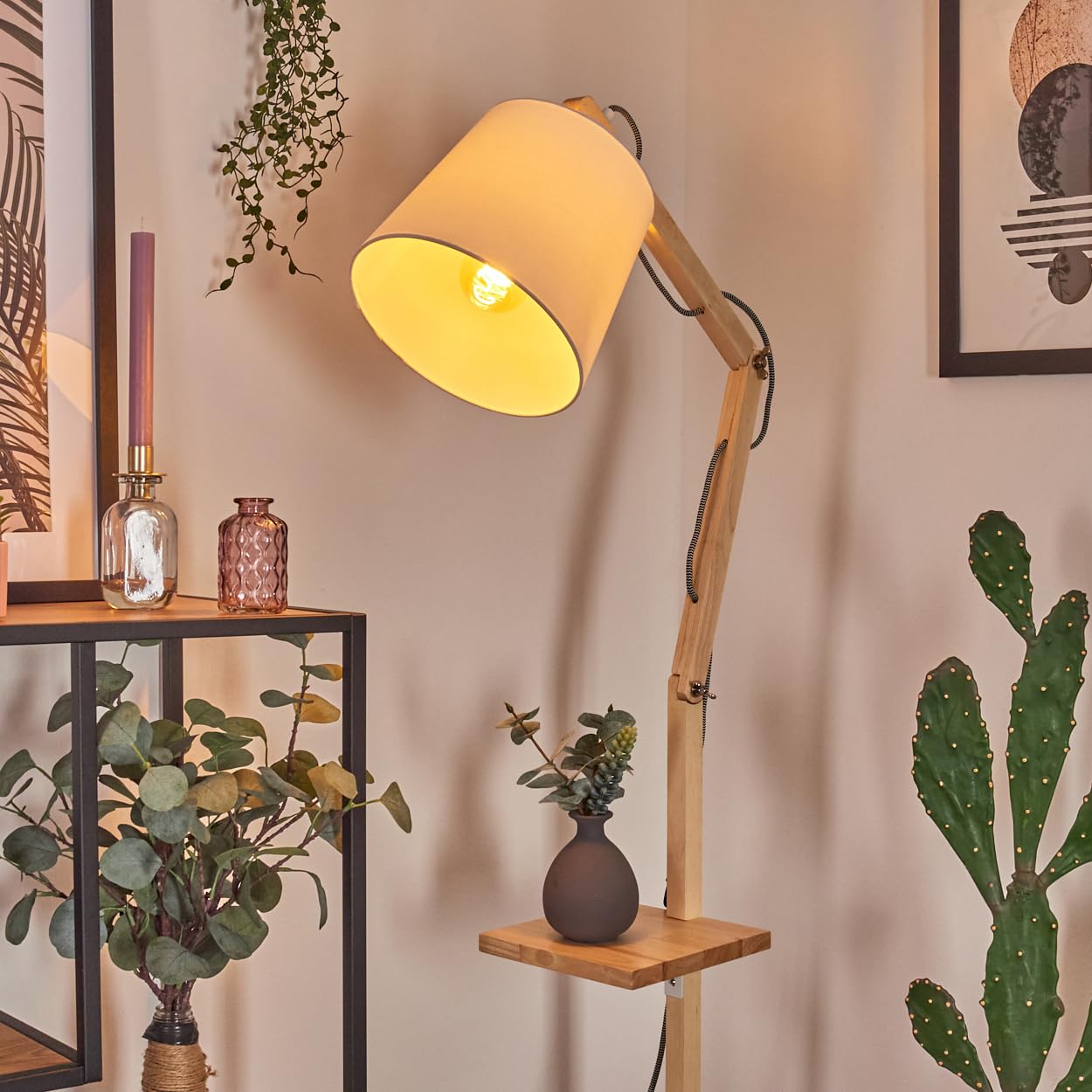 HOFSTEIN Stehleuchte Tukchor, Stehlampe aus Holz/Metall/Stoff in Natur/Weiß, verstellbare Leuchte im Boho-Design mit Ablageflächen u. Schalter, 152,5 cm, E27, Wohnzimmer, Schlafzimmer, Esszimmer