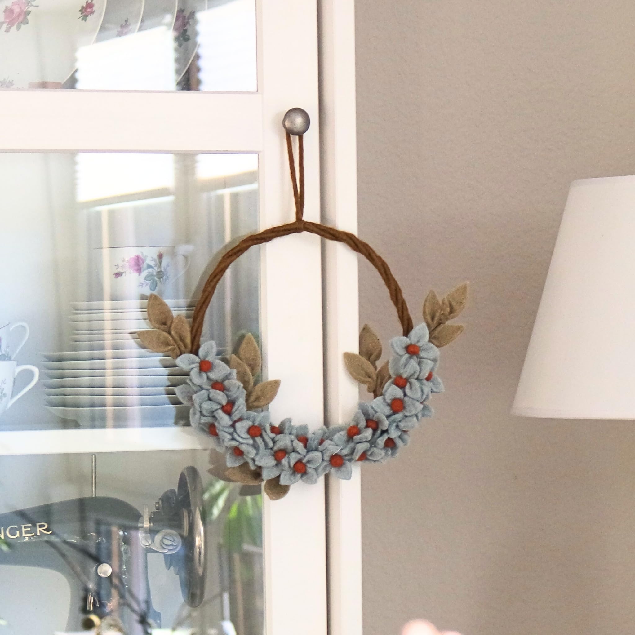 Én Gry & Sif Osterkranz mit blauen Blüten aus Filz, Ostern, Frühling, Osterdeko, Kranz, Handmade, Fairtrade | Türkranz mit taubenblauen Blüten, Ø25 cm