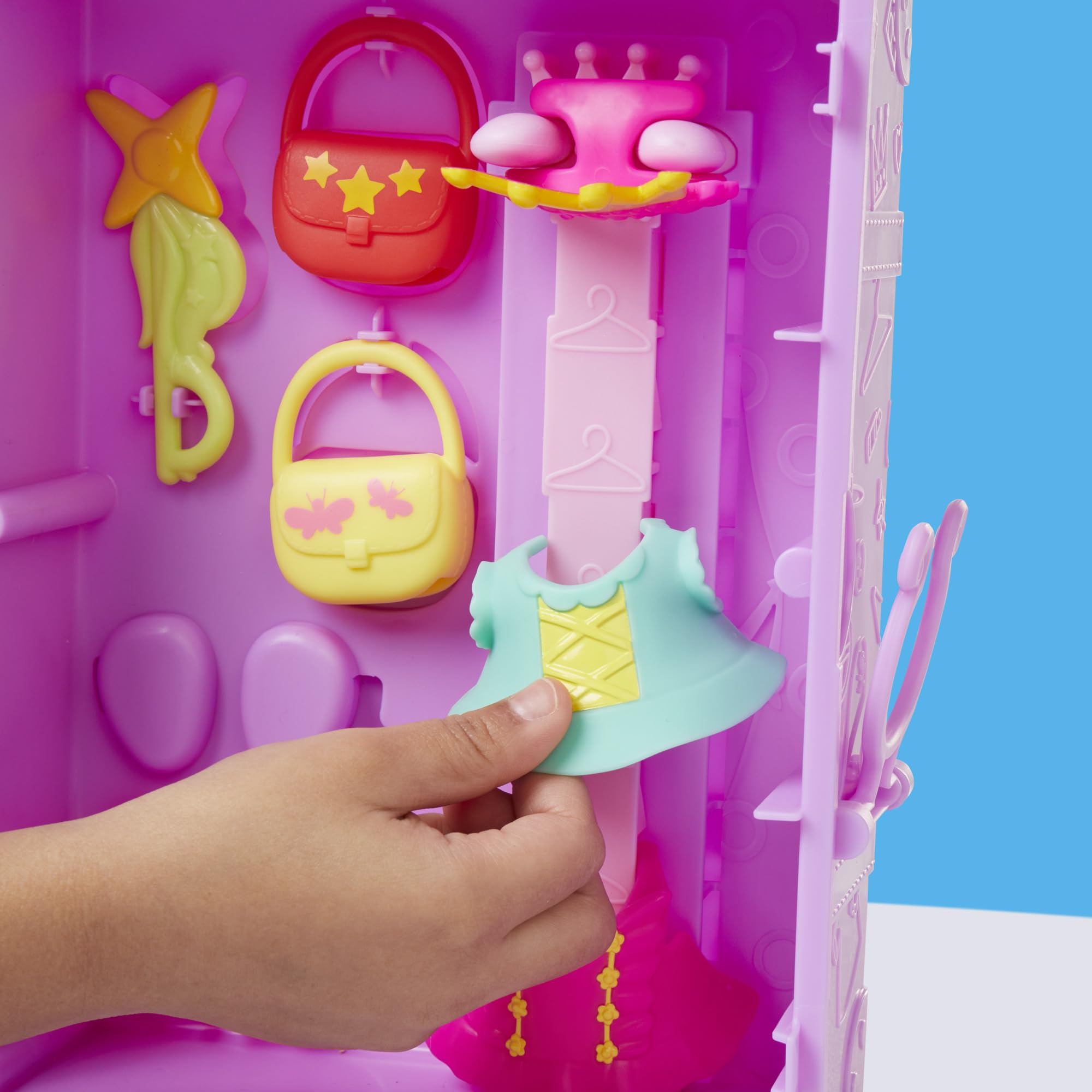 Peppa Pig Hasbro, Guardaroba di Peppa, Set di Giocattoli per Bambini e Bambine dai 3 Anni in Su, Ottima Idea Regalo, Include Action Figure di Peppa, 14 Accessori e Sticker