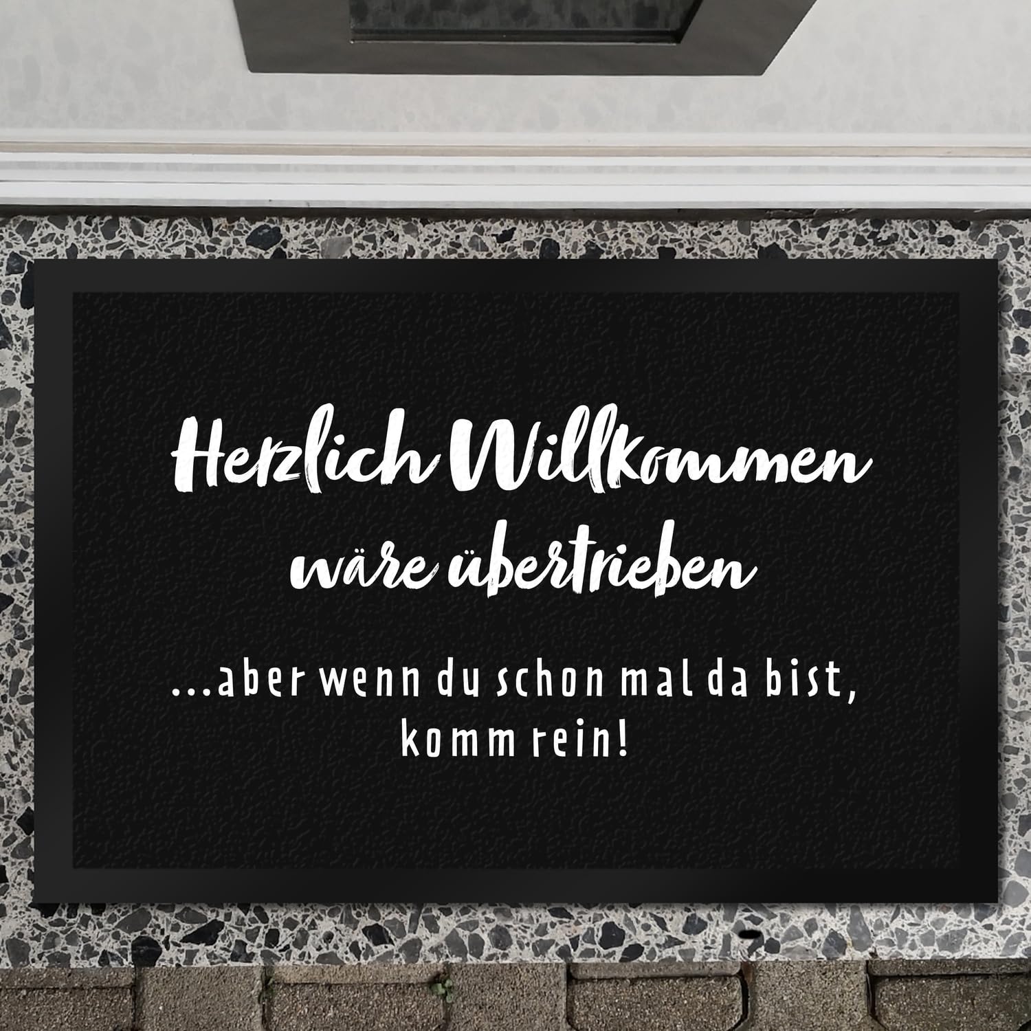 speecheese Herzlich Willkommen wäre übertrieben Fußmatte XXL in 50x75 cm Begrüßung Ironisch Unfreundliche Fußmatte XXL in 50x75 cm für Wohnung Haus Umzug Renovierung