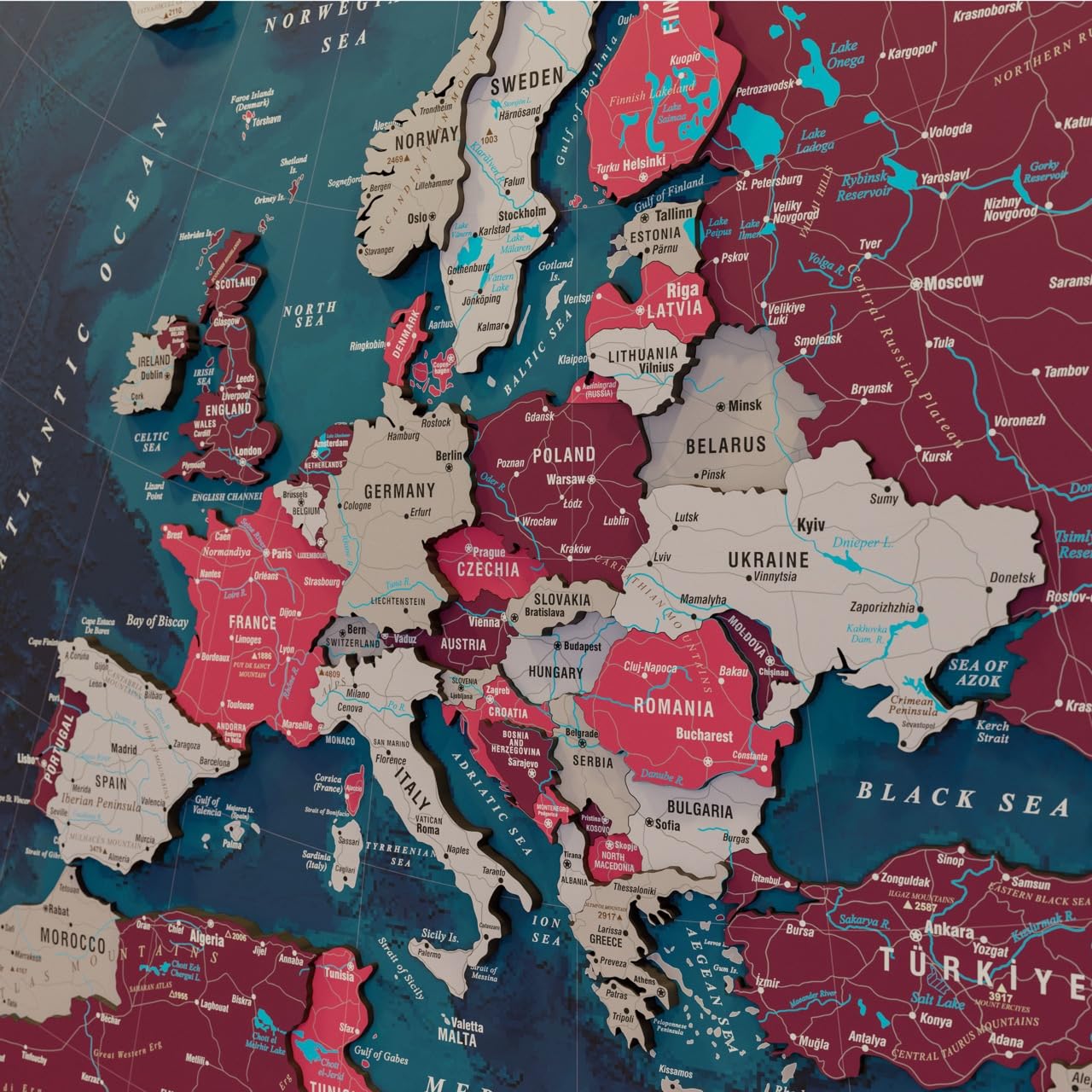 Colorfull Worlds Grande carte de l'Europe en bois avec rivières et détails - Grande carte de voyage pour la maison, la cuisine ou le bureau (cramoisi, taille M)