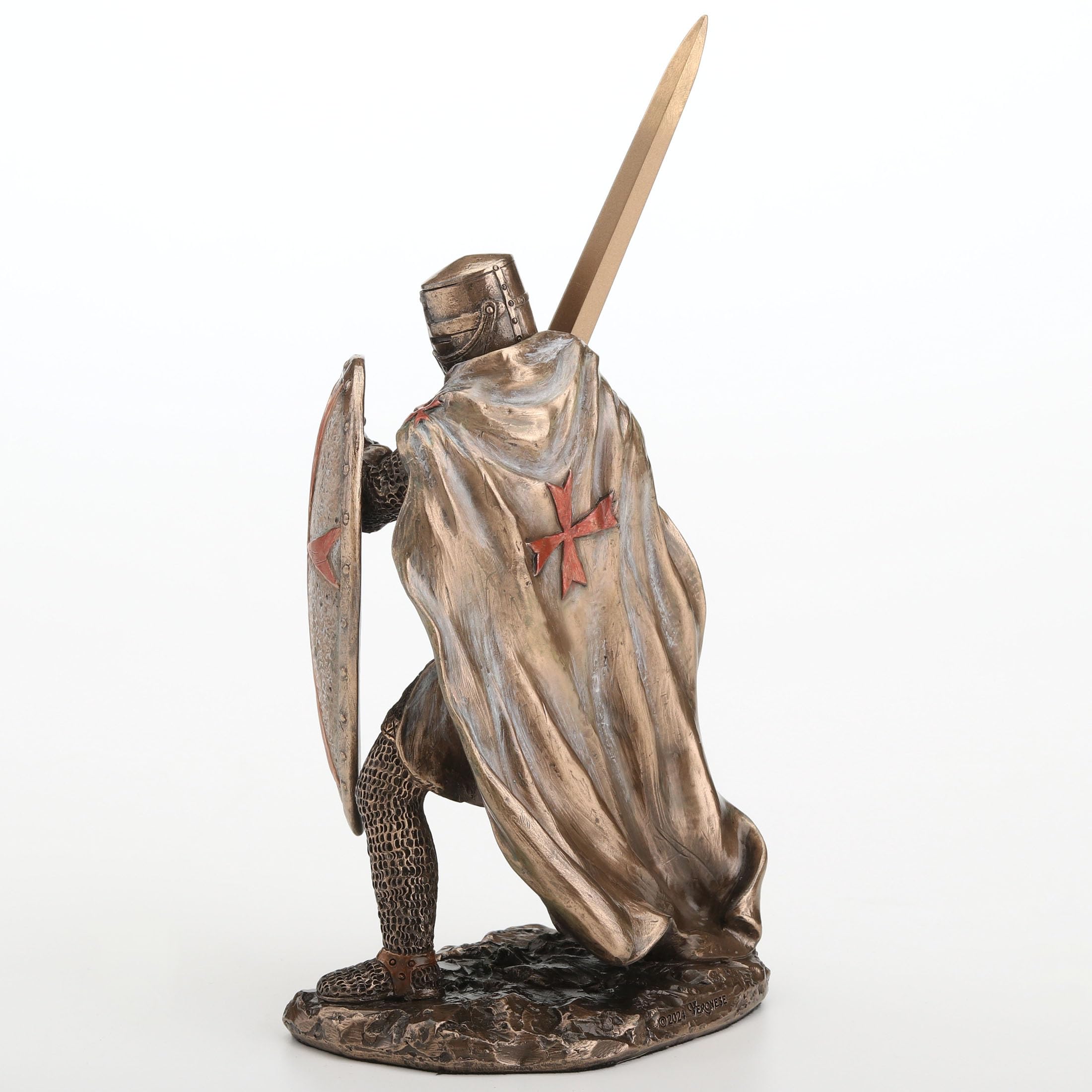 Veronese Design Espada y escudo de caballeros templarios de 7 7/8 pulgadas, escultura con acabado de bronce de resina fundida en frío