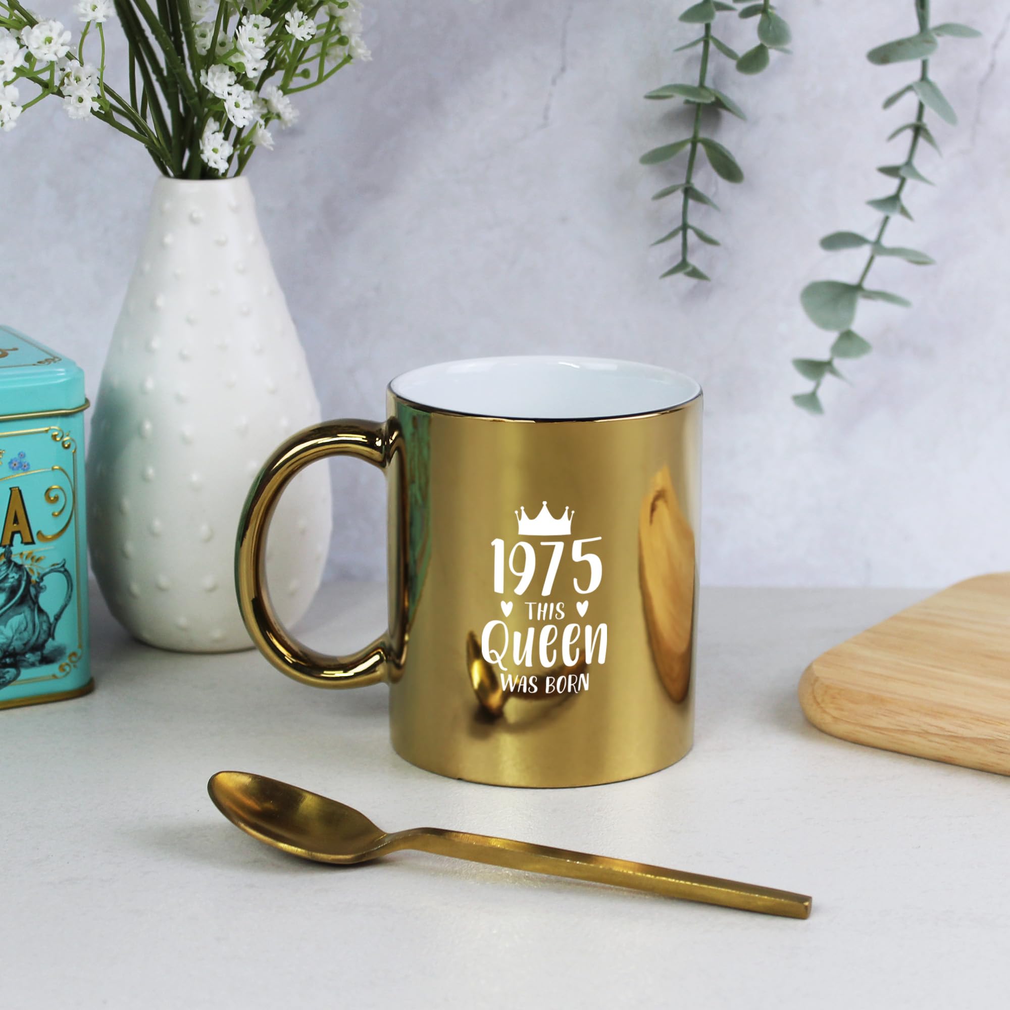 eBuyGB Engraved 1975 This Queen was Born Metallic Gold Coffee Mug, 50th Milestone Birthday Gift for Women, Fiftieth Gift for Her, 350 ml