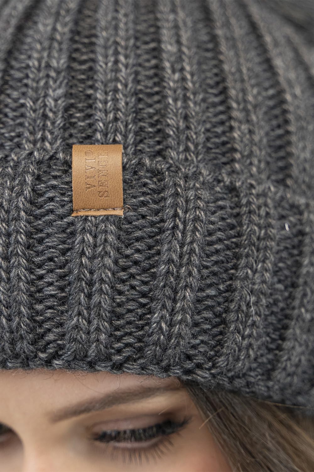 VIVISENCE Bonnet Et Gants pour Femme L'automne Et l'hiver Ensemble À La Mode avec Pompon Cache Cou Chauds pour Hiver Doublure en Polaire Confortable avec Patch en Cuir Écologique 70100 Kmpl+R