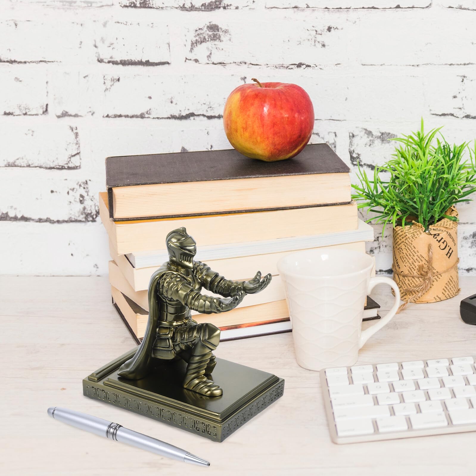 ifundom Portapenne Medievale da Scrivania in Resina Statuetta di Cavaliere Corazzato Portapenne da Ufficio Base Pesante Decorazione da Scrivania Versatile per Casa Ufficio e Aula