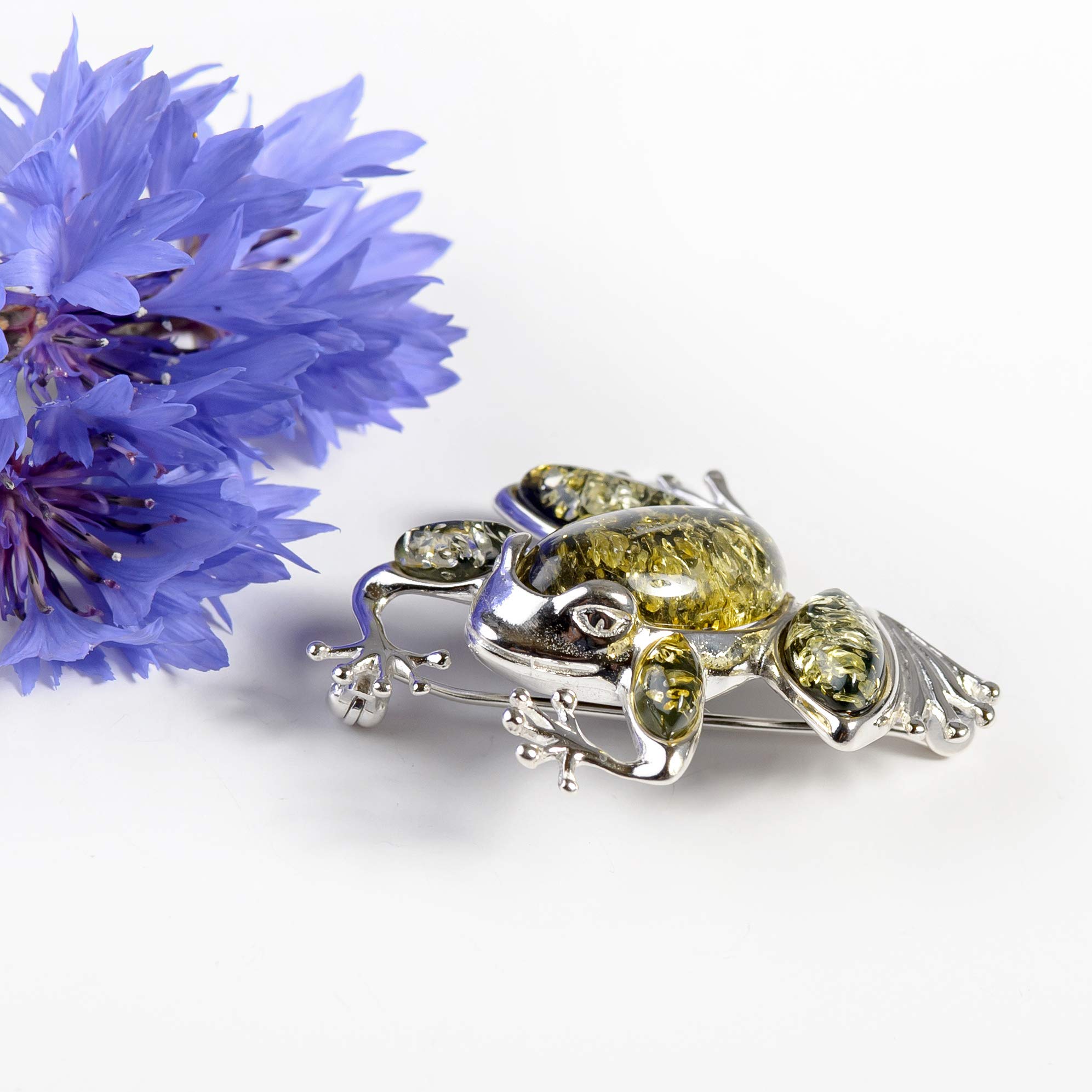 HENRYKA Frosch-Brosche aus 925er Sterlingsilber mit grünem baltischem Bernstein | Tierschmuck Geschenke für Frauen | elegant und detailliert | komplett mit massiver Silberbrosche | passt zu jedem