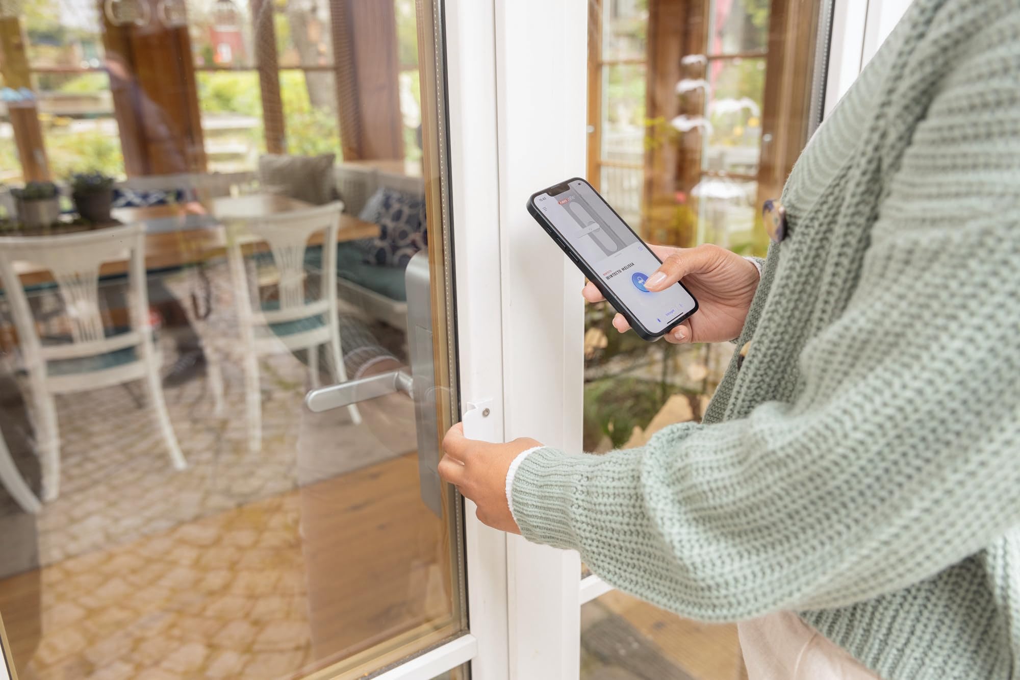 ABUS smarter Fensterantrieb WINTECTO One + WLAN-Brücke BRIDGE One im Set - Terrassentür, Balkontür und Fenster von außen und aus der Ferne öffnen - mit Alarmfunktion und Push-Nachrichten - weiß