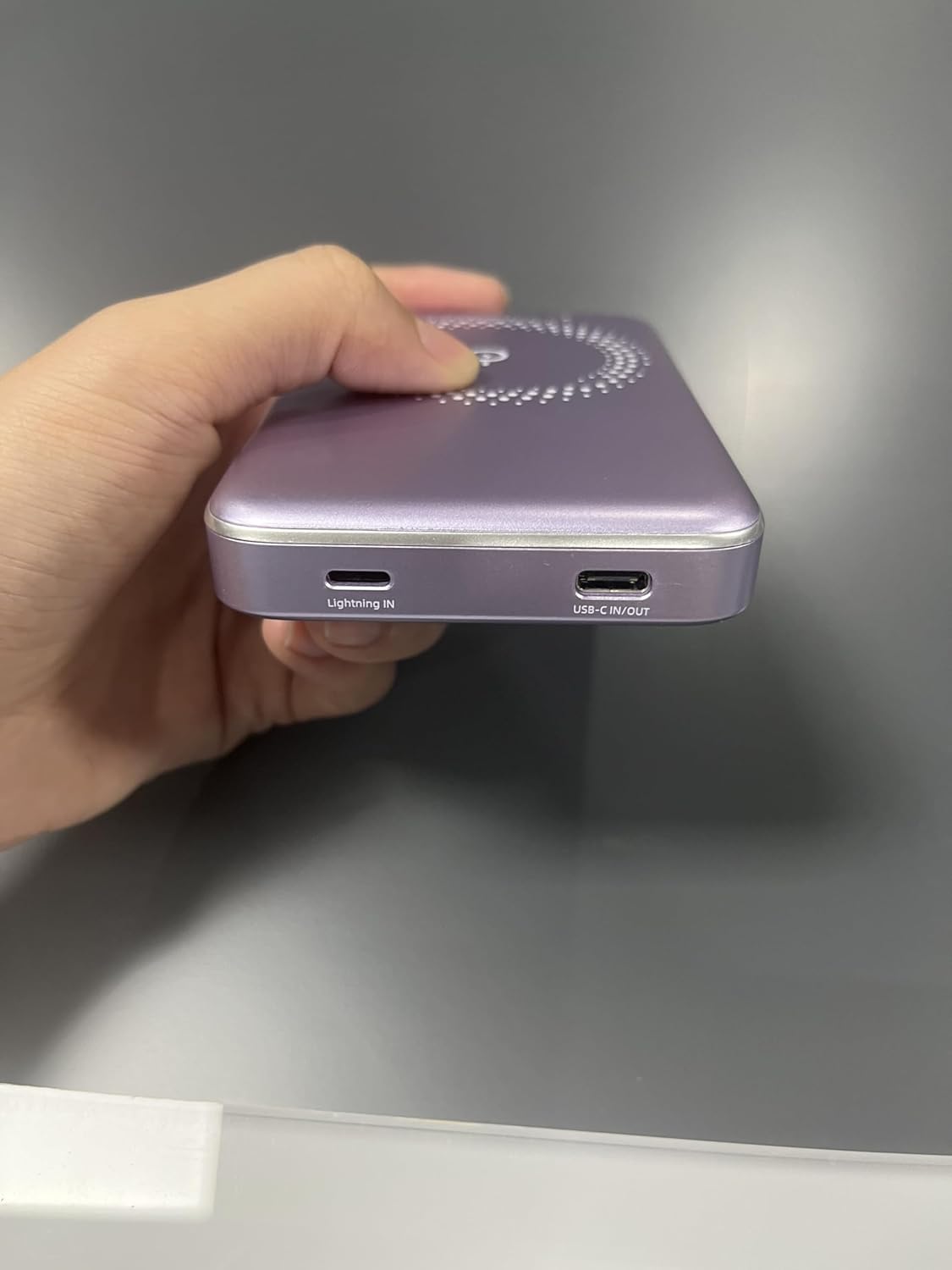 Innostyle Power Bank charging two devices simultaneously, one wirelessly and one wired