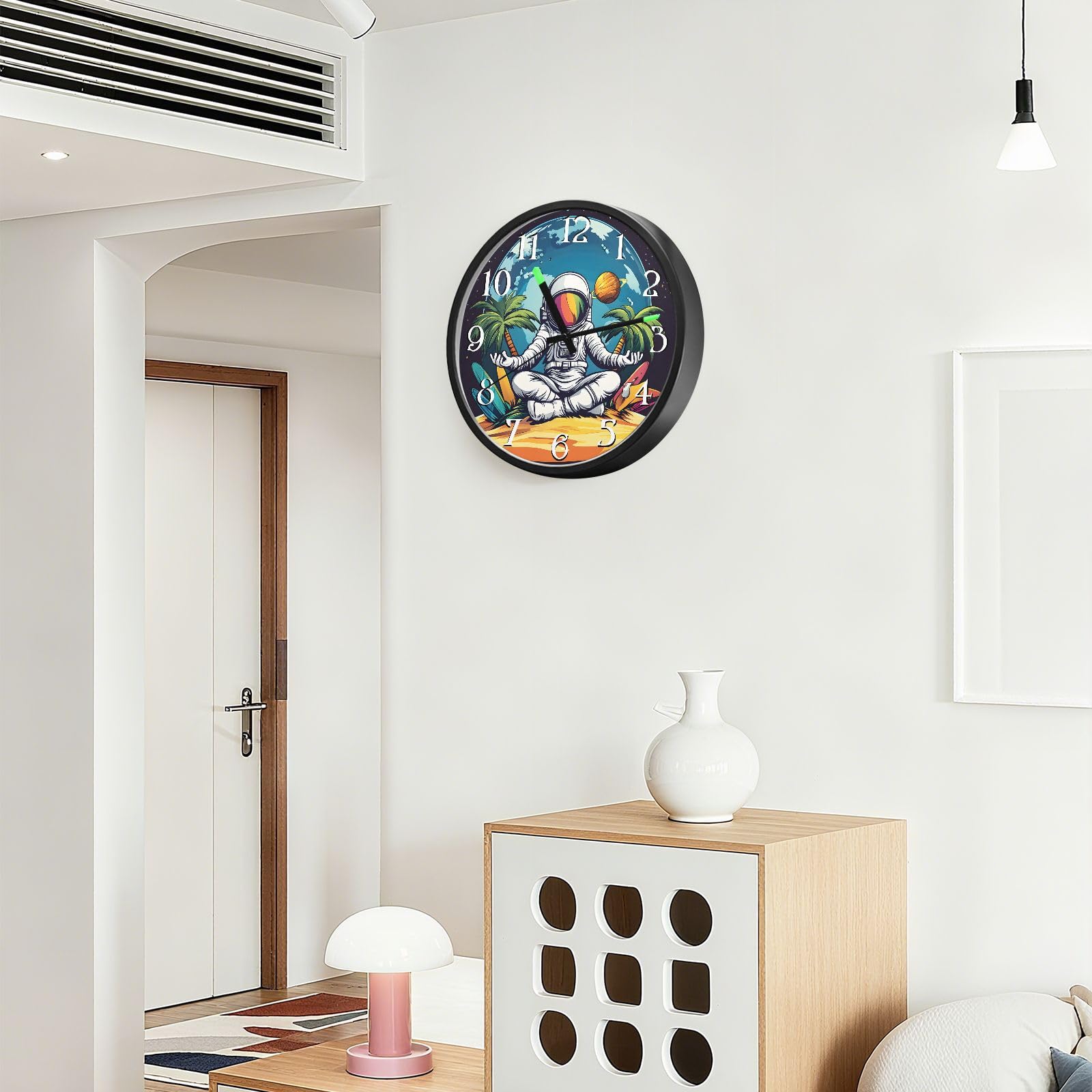 Mnsruu Earth Beach - Reloj de pared luminoso con diseño de astronauta y palmera, funciona con pilas, silencioso, brilla en la oscuridad, para sala de estar, cocina, 12 pulgadas