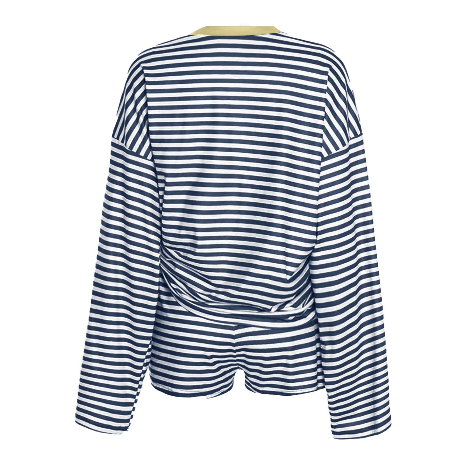 Lässige, locker geschnittene Streifenshorts – bequemes Zweiteiler-Outfit für den Sommer.