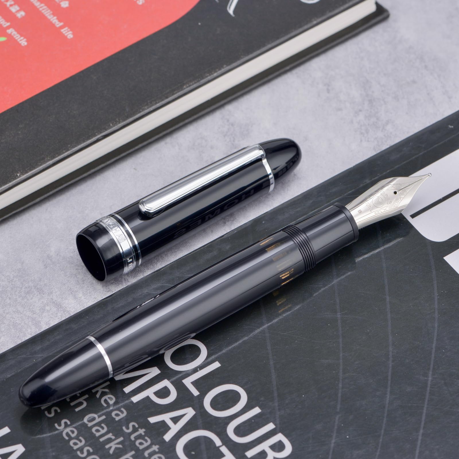 Yongsheng Junlai 930 - Pluma estilográfica acrílica, plumín mediano tamaño 9 con sistema de llenado de pistón, tanque de tinta de valla negro piano con diseño de forma de torpedo (Borde Plateado)
