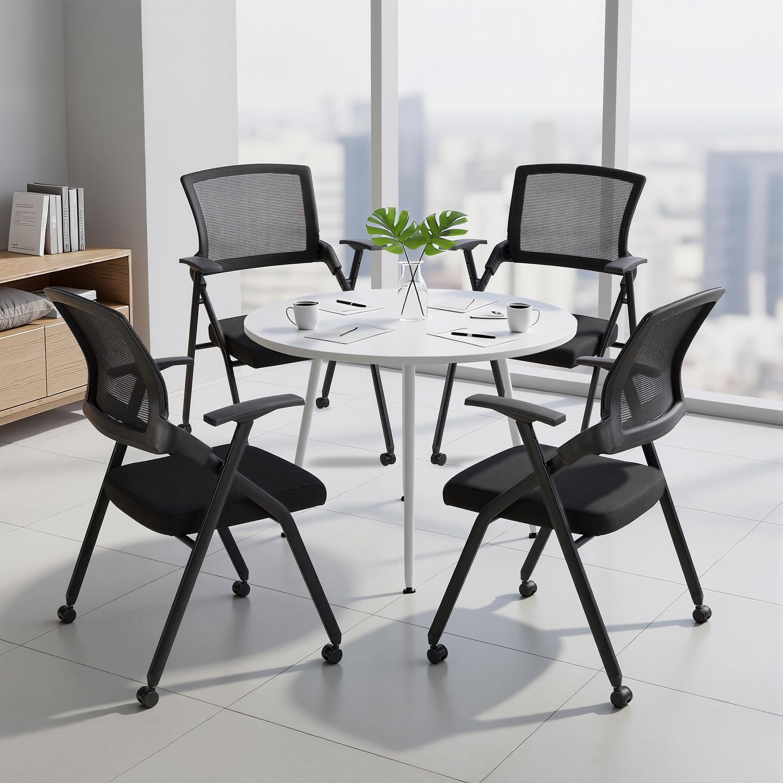 Silla de oficina plegable, respaldo ergonómico de malla con ruedas de PU y reposabrazos lisos, silla de invitados apilable para sala de conferencias, reuniones, recepción, color negro