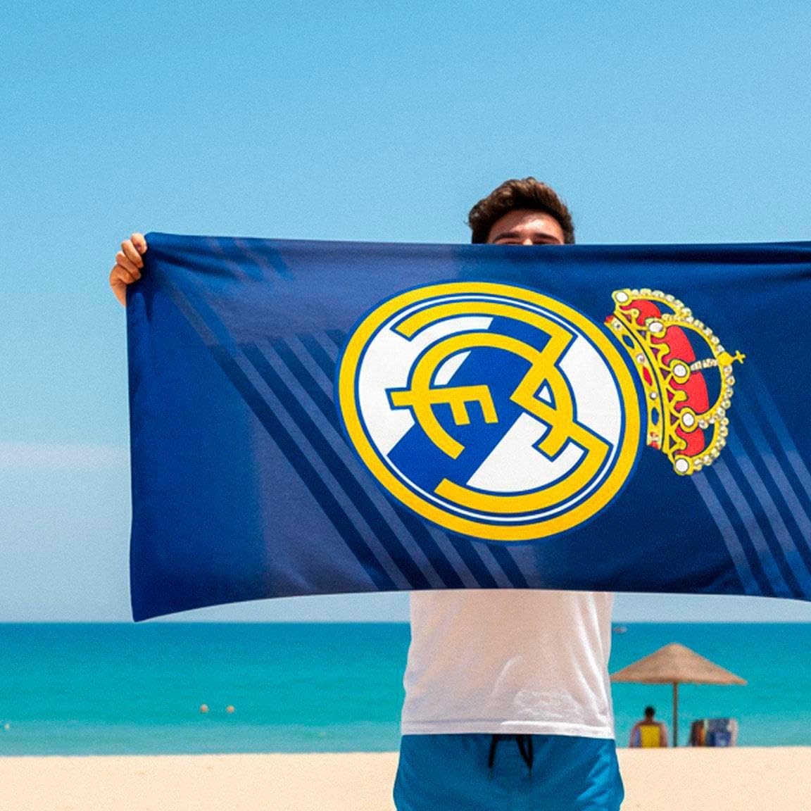Toalla Real Madrid Oficial con Escudo y Colores del Club para Playa, Piscina, Baño o Deporte