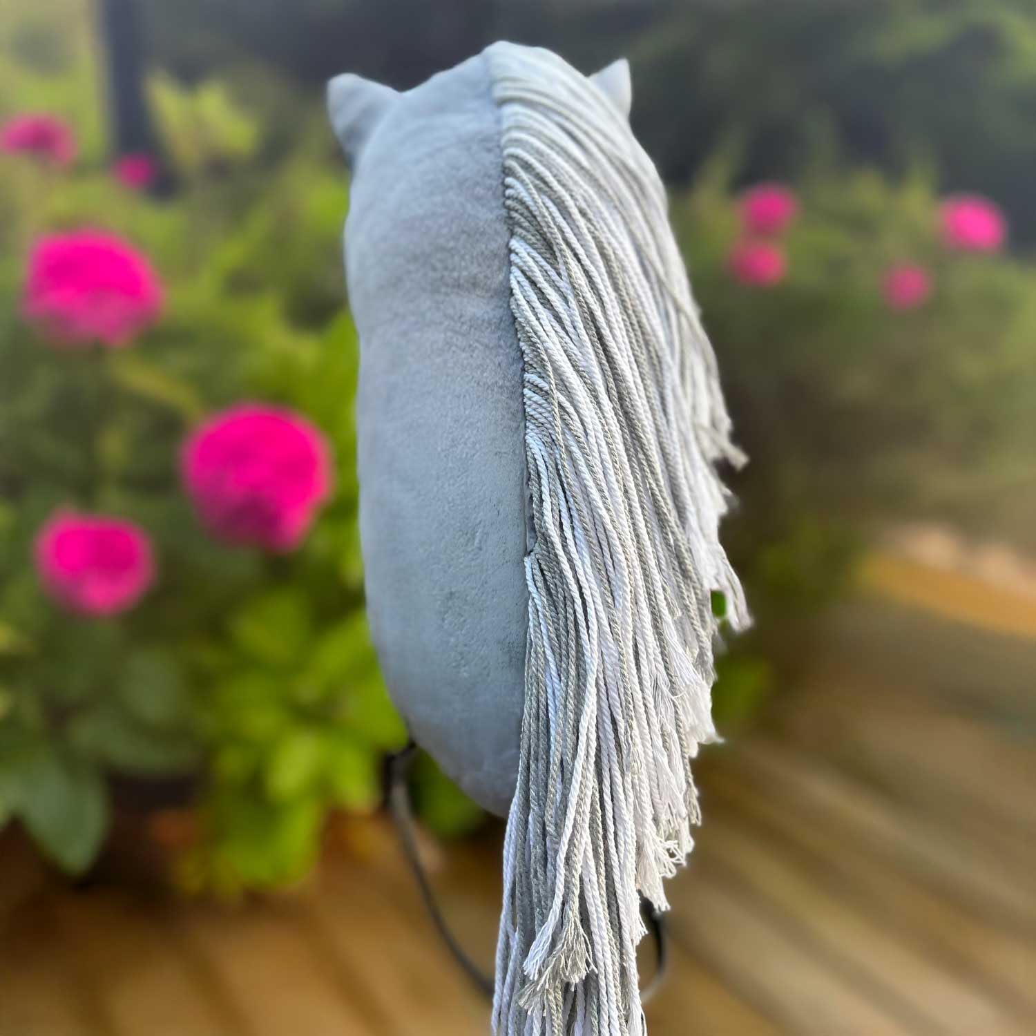 Hobby Horse Grigio A3, cavallo bastone completo di rete, morso, redini e cuffia anti-insetti blu. Testa di cavallo bastone per Hobby Horsing bambini e adolescenti
