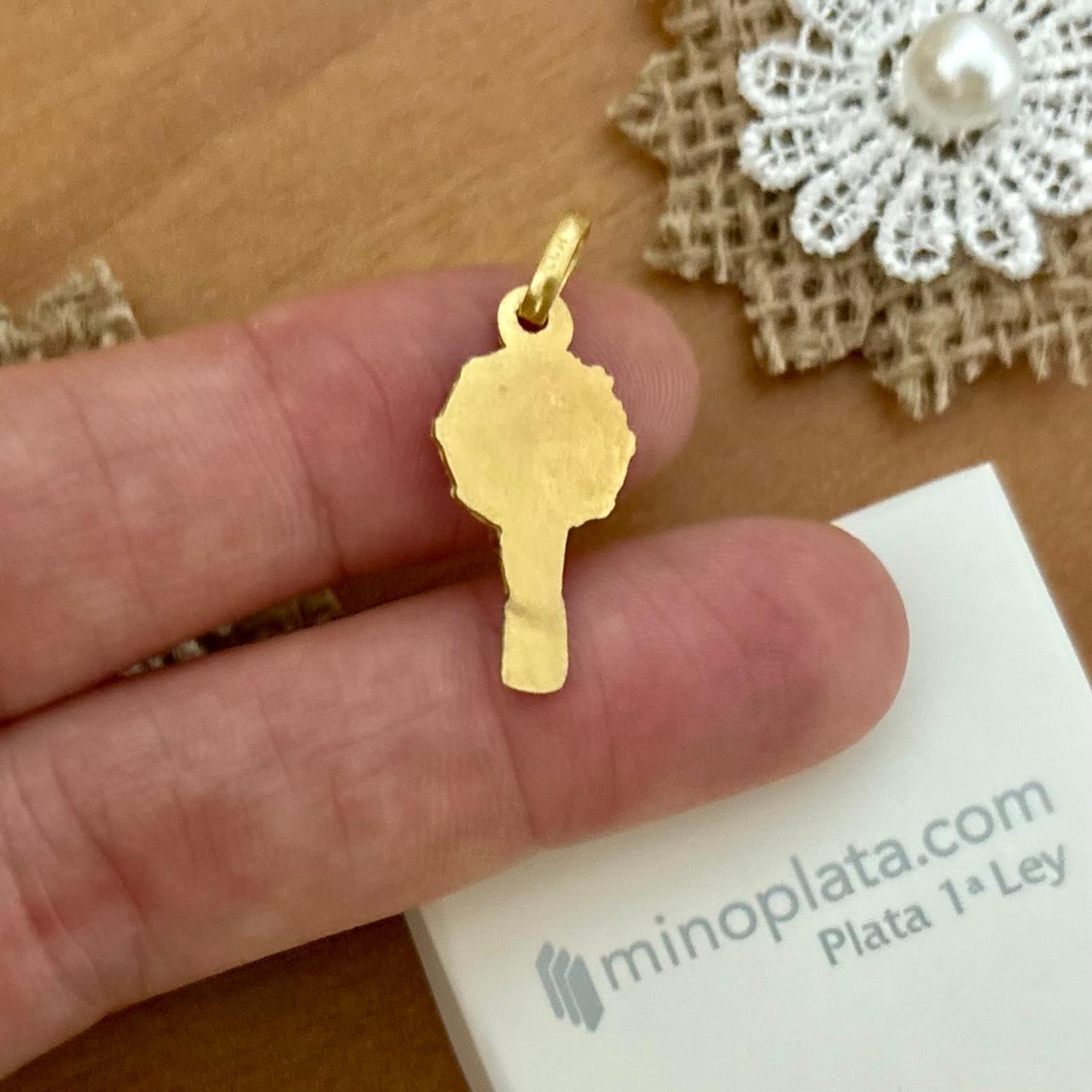 Medalla silueta de la Virgen del Pilar de Plata bañada en Oro 12x23mm