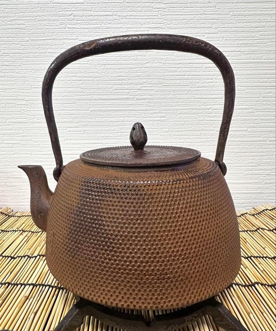 未使用、長期保管品　南部三厳堂　１２型九重アラレ　南部鉄瓶　南部鉄器　鉄瓶 Amazon | 栞付 南部三厳堂 菊華文様 12型アラレ 南部鉄瓶 南部