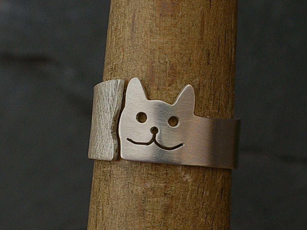 Offener Silberring mit Katzenmotiv glatt und rauh, Blechdicke 1mm