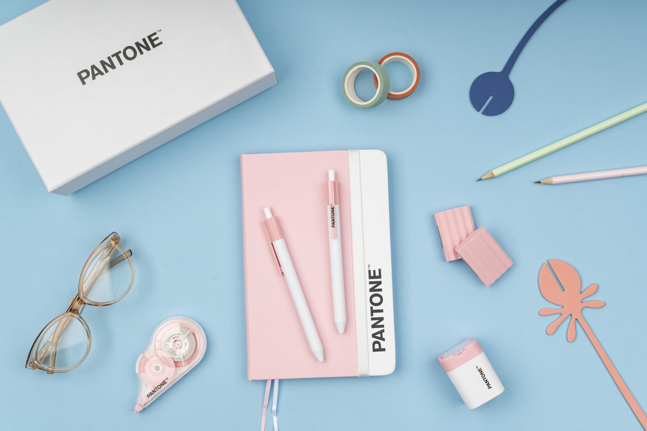PANTONE Pastel Gift Box - Set Cancelleria con Temperino con Serbatoio, Taccuino Appunti, 2 Gomme da Cancellare, Bianchetto a Nastro 10mt e Penne Gel Nere 0.7 mm, Prodotti Cartoleria per Idee Regalo