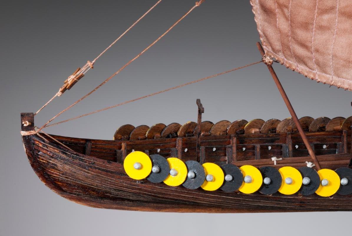 DUSEK Viking GOKSTA Scala.1:72 Length 305mm Width 135mm HEIGHT185mm