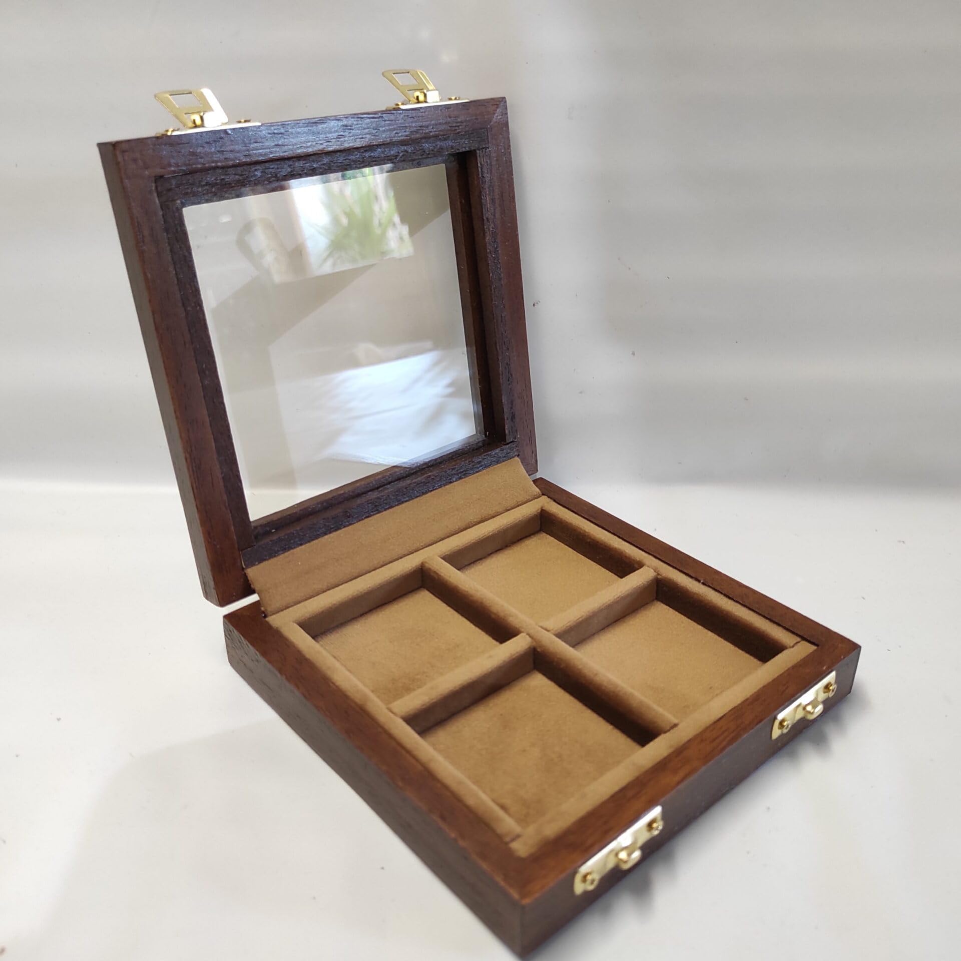 Vitrina de Madera Artesanal con Tapa de Cristal para Monedas – Set de 4 Compartimentos de 50 x 50 mm – Estuche Expositor para Coleccionistas de Monedas y Medallas