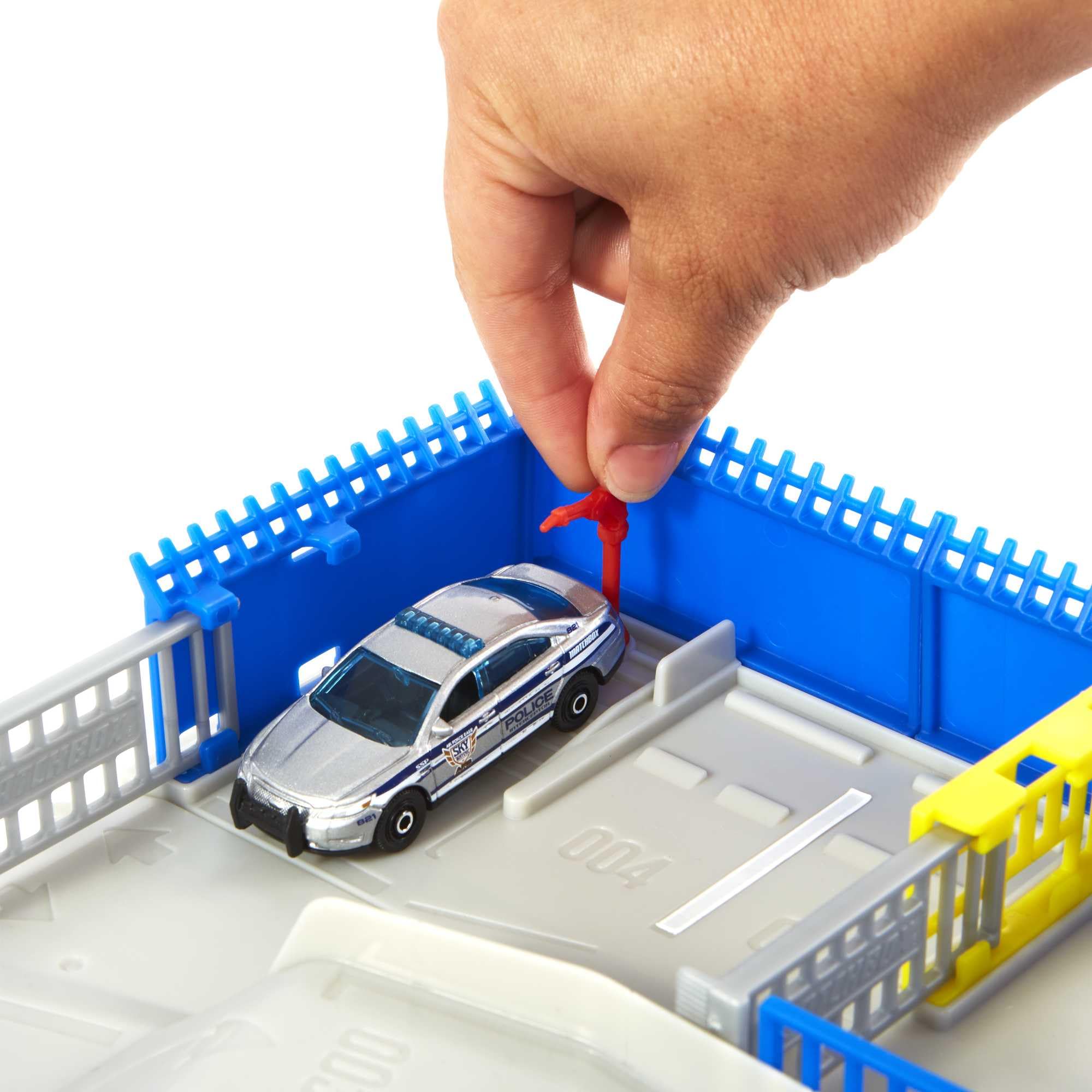Matchbox Action Drivers Coffret Poste De Police avec Sons Et Lumières, 1 Hélicoptère Et 1 Voiture De Police Ford, Jouet Enfant, Dès 3 Ans, HHW22
