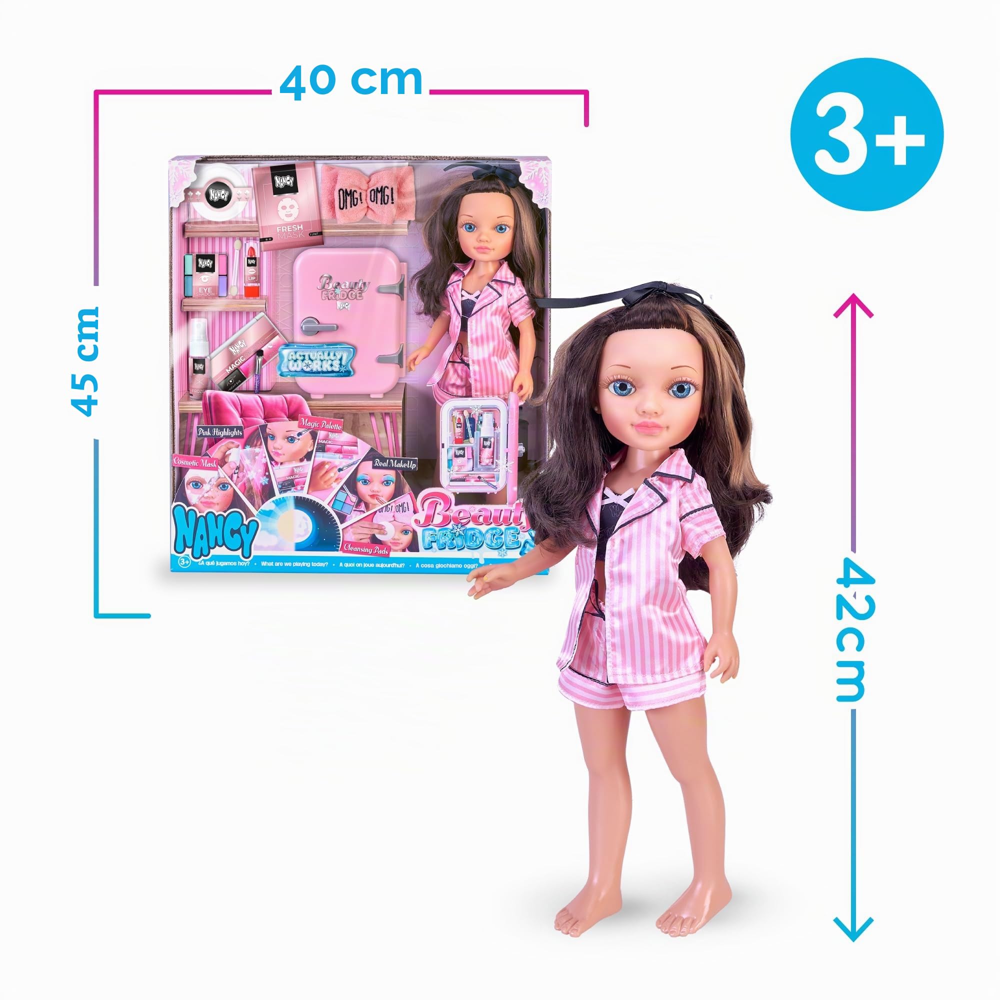 Nancy Beauty Fridge, bambola con accessori per il trucco e frigorifero con vassoio per il ghiaccio dedicato ai suoi cosmetici, per bambine/i +3 anni, Famosa (NAC74000)