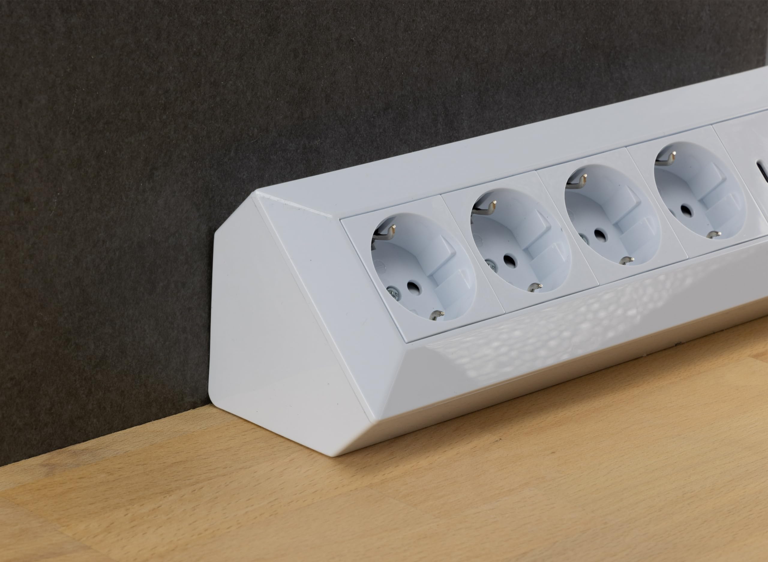 ChiliTec Bloc multiprise d'angle 4 prises avec USB-A USB-C PD pour bureau, cuisine, atelier, blanc
