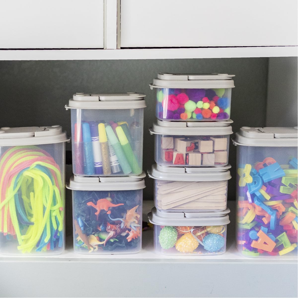 Buddeez Recipientes de plástico de varios tamaños con tapas: juego de contenedores apilables transparentes versátiles y duraderos sin BPA para cocina, manualidades, juguetes y más, juego de 10