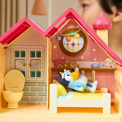 Miniatura 3 de BLUEY Mini Home Playset  Juego compacto de casa con asa de transporte  Tres habitaciones diferentes  Cocina, dormitorio y baño  Incluye figura con 5