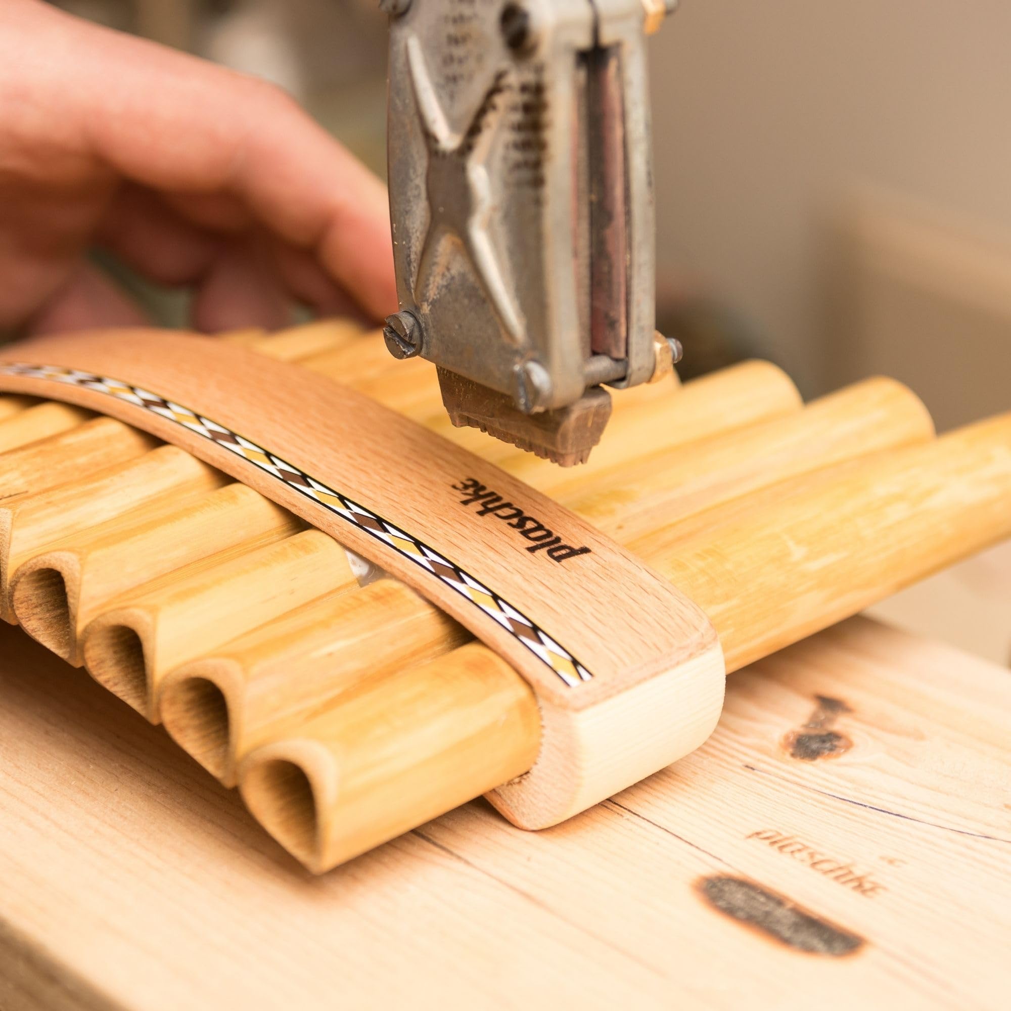 Plaschke - Flûte de pan en bambou - Avec 20 tubes, Do majeur, lanières en bois, étui et livret - Fabriquée à la main - Instruments du Tyrol du Sud / Italie