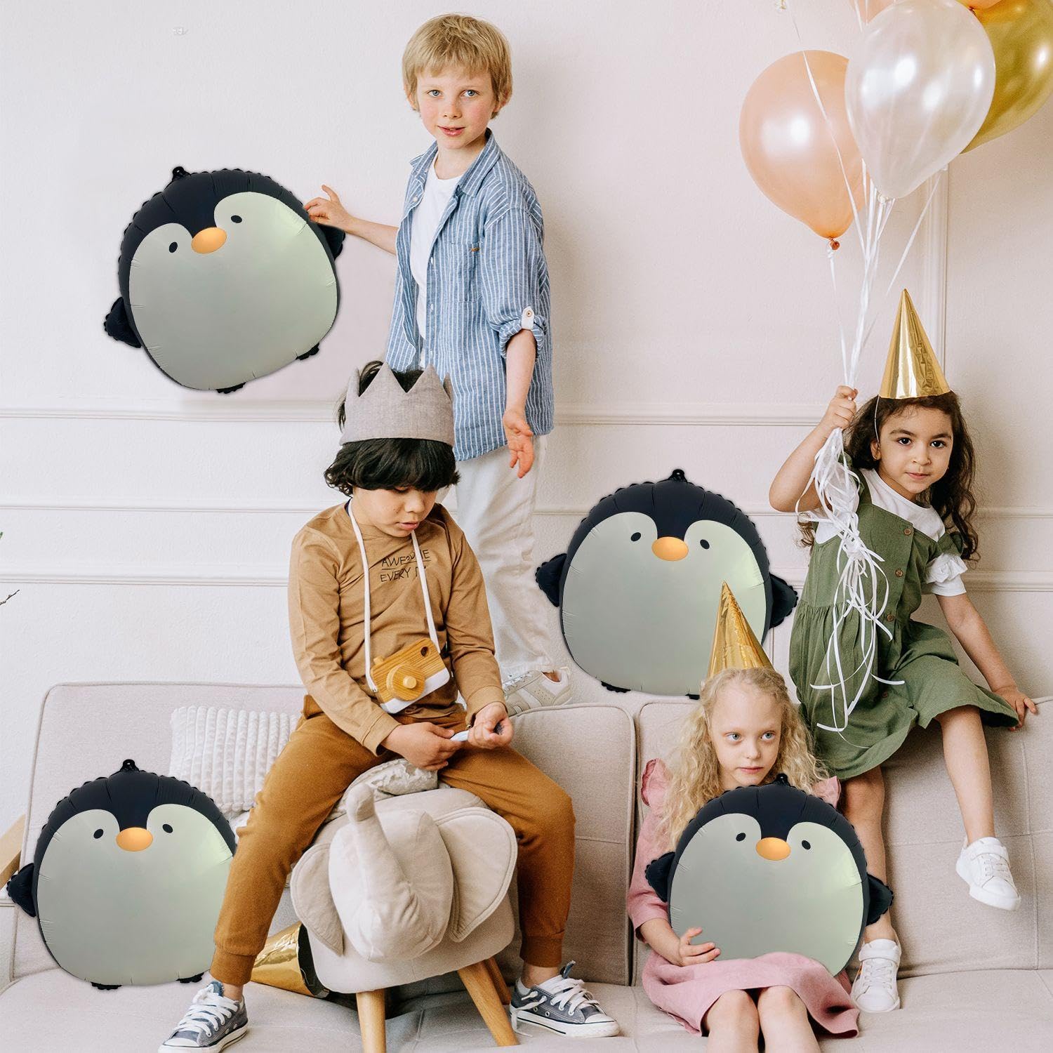 Clown De Pingouin Avec Personnage De Dessin Animé De Vecteur De Ballons