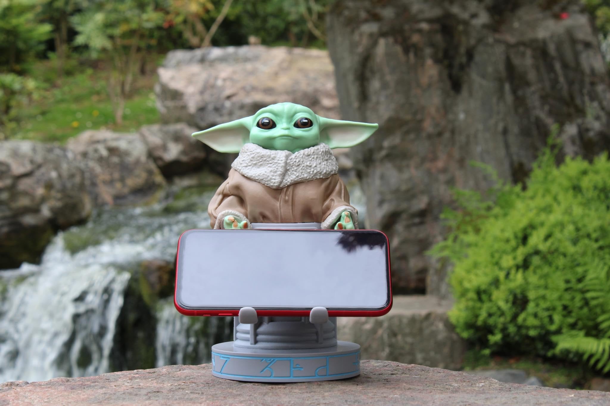 Cableguys Star Wars Grogu 'Seeing Stone Pose' Soporte Mando y Movil - Figuras Soporte para movil y Mando, Compatible con Xbox, PlayStation y la mayoría de mandos estándar, Accesorios Escritorio