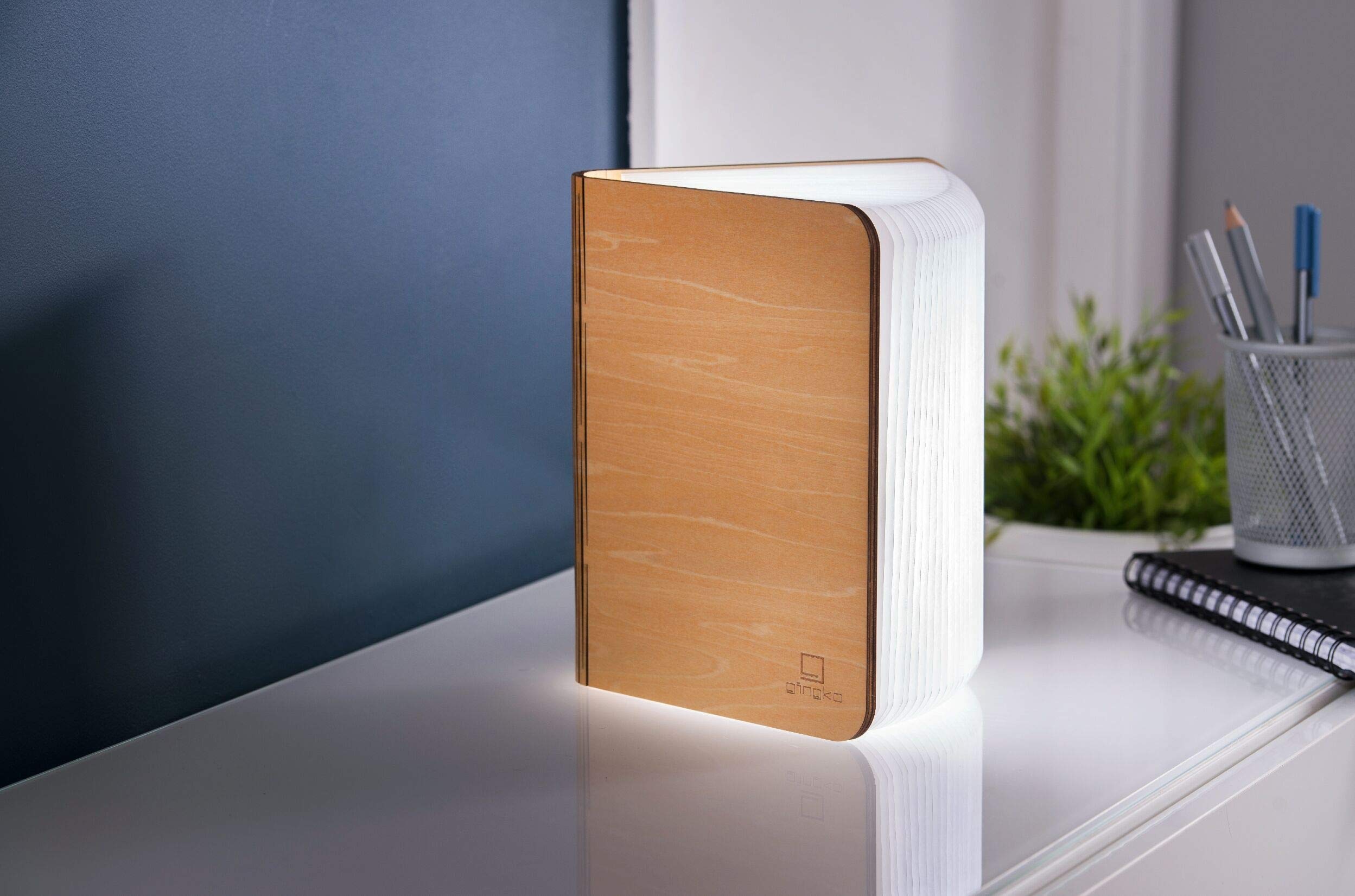 Gingko LED-Smartbook-Schreibtischleuchte mit natürlicher Holzoptik, wiederaufladbar mit Micro-USB-Ladegerät, Ahorn