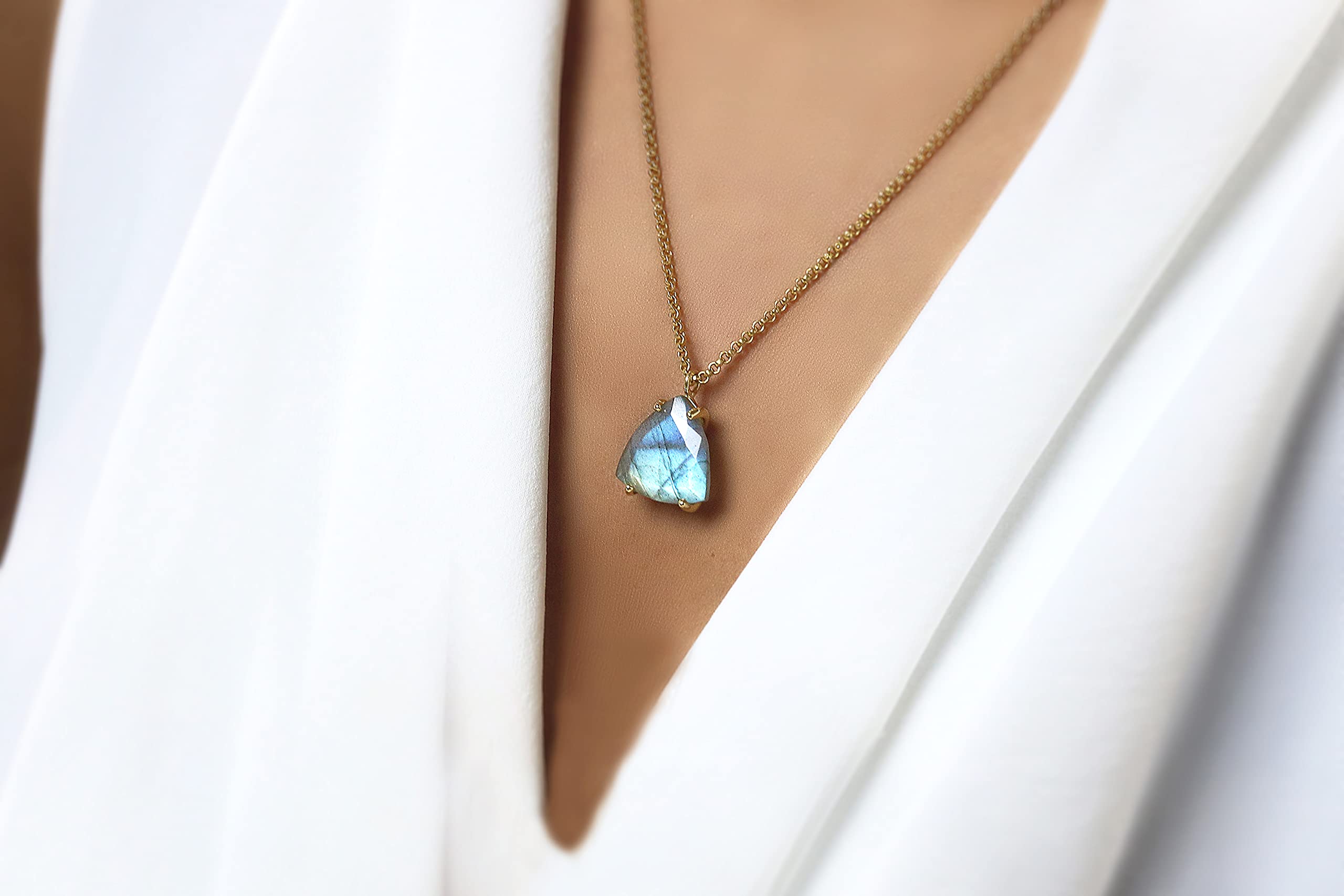 Collar Artesanal de Labradorita Triangular 18mm - Collar de Cristal Azul Curativo Luminiscente - Joyas Únicas de Piedras y Cristales a Medida - Hecho a Mano