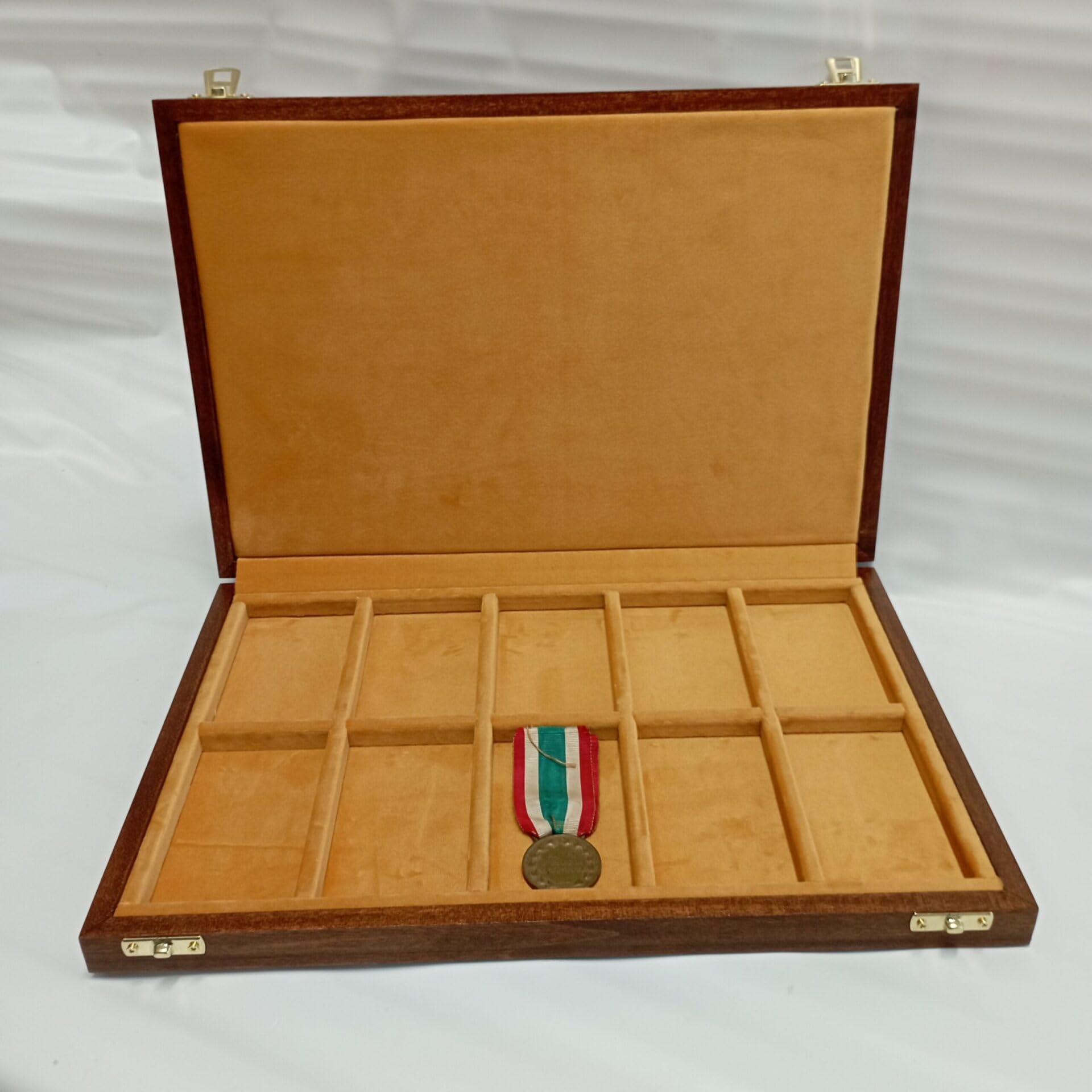 Personalisierte Medaillenbox aus Holz mit Samteinlage – Gravur nach Wunsch – Handgefertigte Vitrine für Medaillen, Münzen & Auszeichnungen