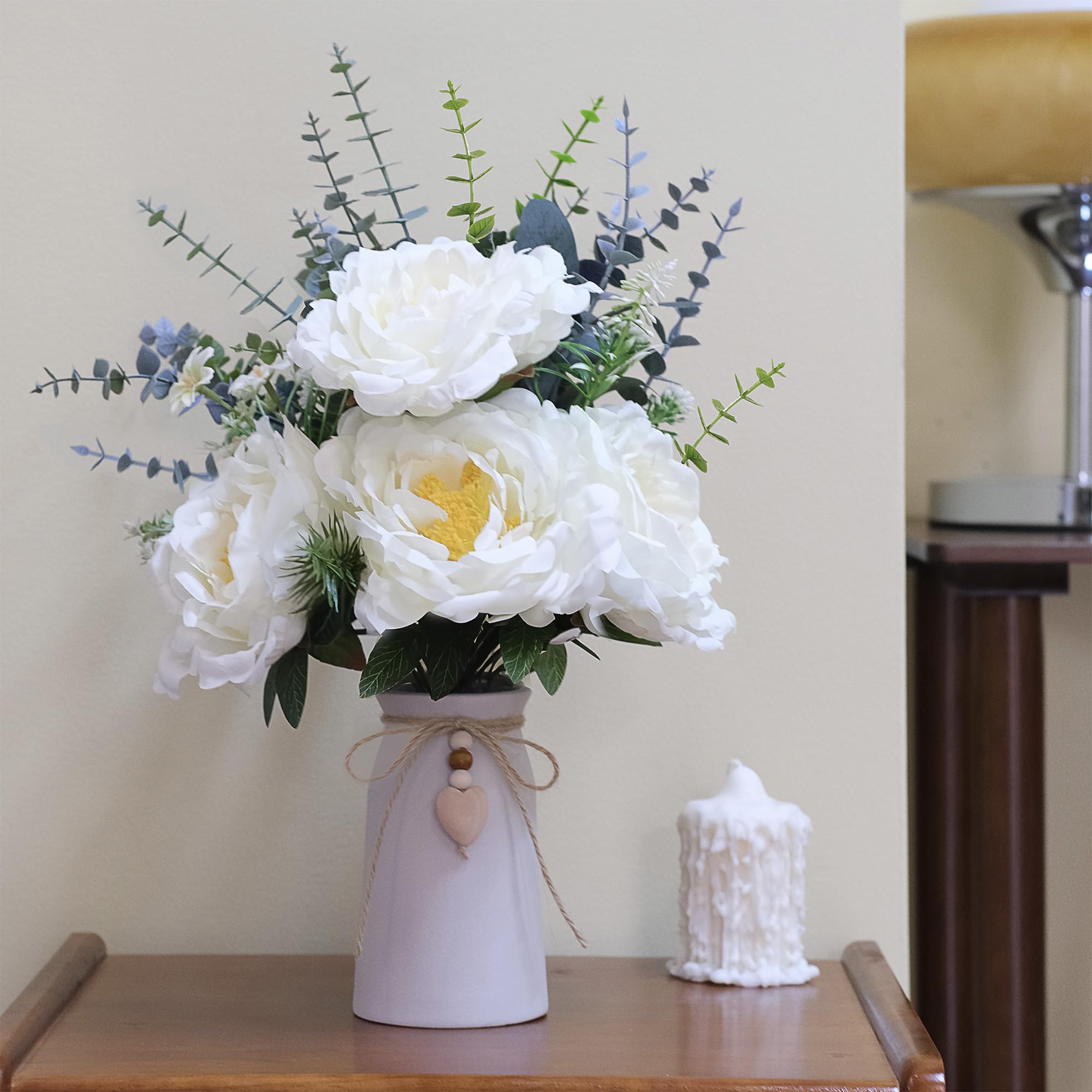 Composizione di peonie artificiali in vaso di ceramica, 40,6 cm, fiori di dalia finta con steli di eucalipto e foglie decorative, vaso con corda di iuta e ciondolo a forma di cuore, centrotavola per