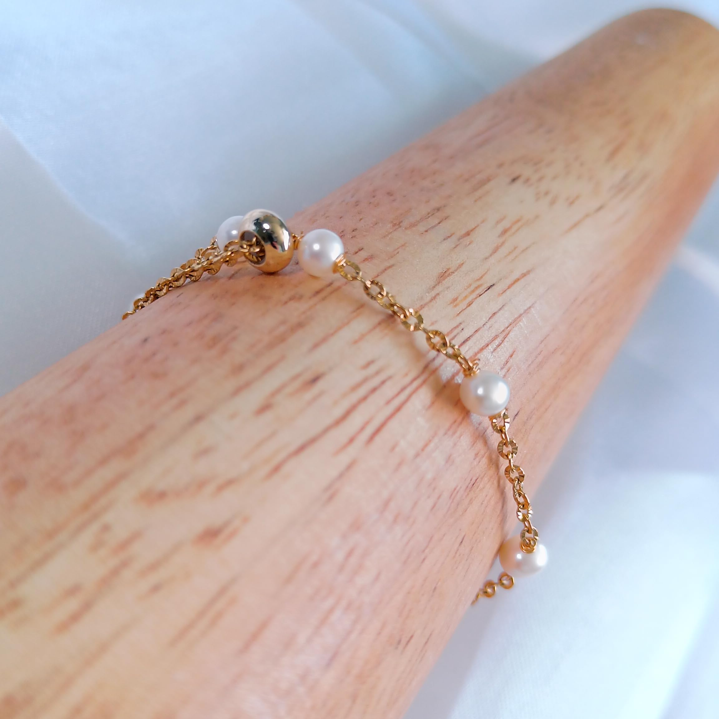 Bracelet Élégant en Perles d'Eau Douce et Chaînes en Plaqué Or - Élégance Sophistiquée et Délicat