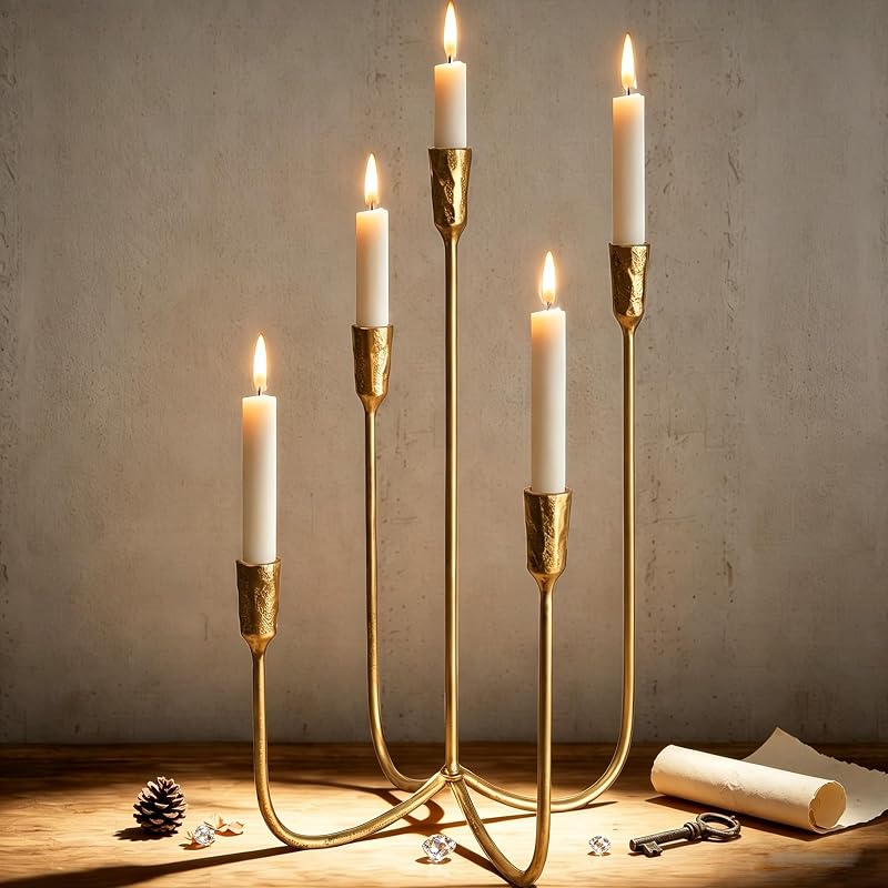 Candelabro de hierro fundido de 5 velas con acabado dorado vintage para decorar | Forjado a mano, elegante diseño único silenciado, resistente y estable, pieza de decoración del hogar versátil, hermosa pieza central de mesa