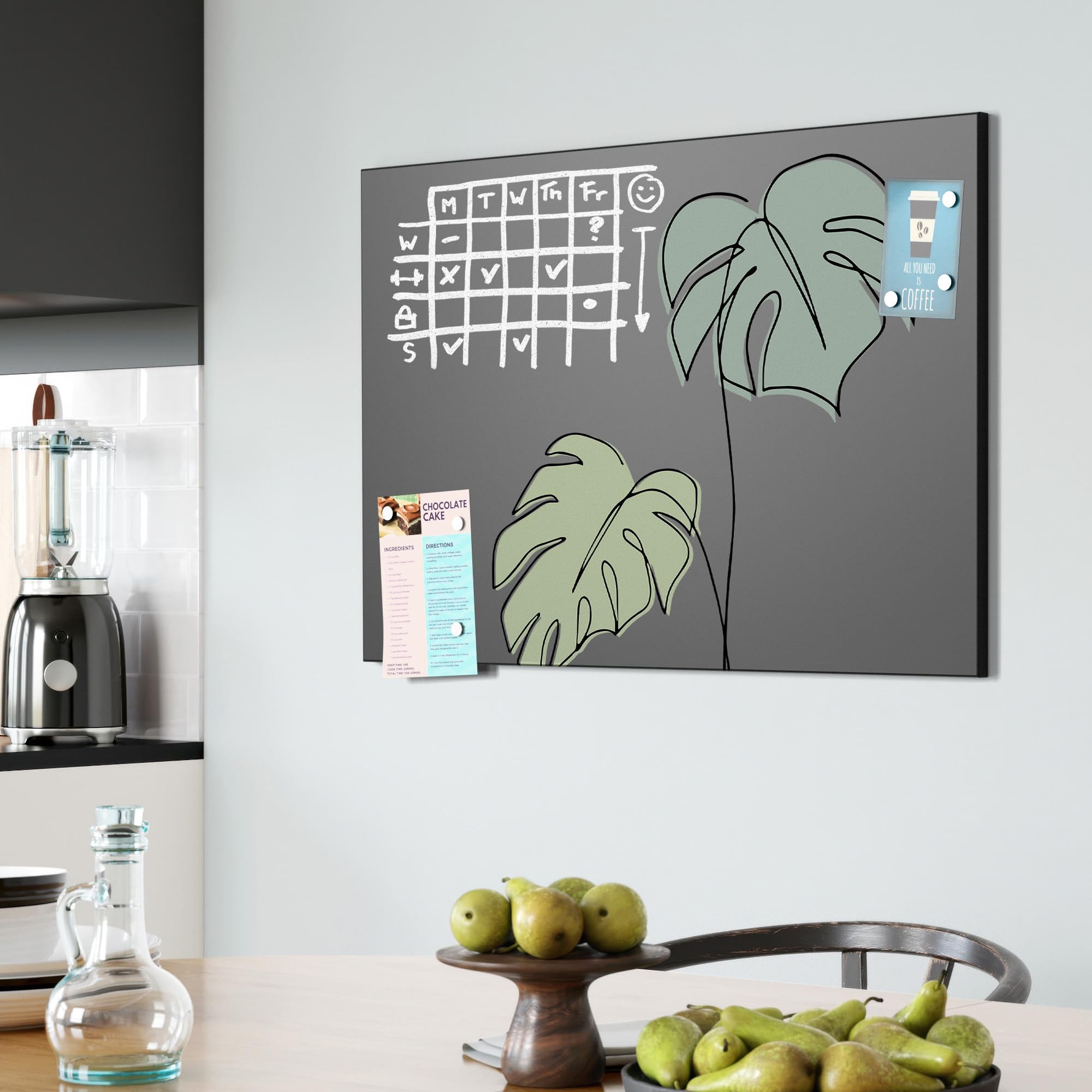 DEQORI Magnetische Kreidetafel mit UV-Druck | Motiv Monstera in Bewegung | Design rechteckig 90x60 cm | Kreide Metalltafel beschreibbar – Wanddeko für Küche, Flur, Kinderzimmer & Büro