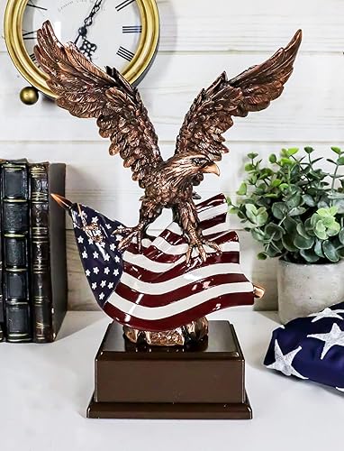 Miniatura 7 de Gifts & Decor Ebros Wings of Glory - Figura patriótica de águila calva que se aferra a la bandera estadounidense, estatua de bronce galvanizada de